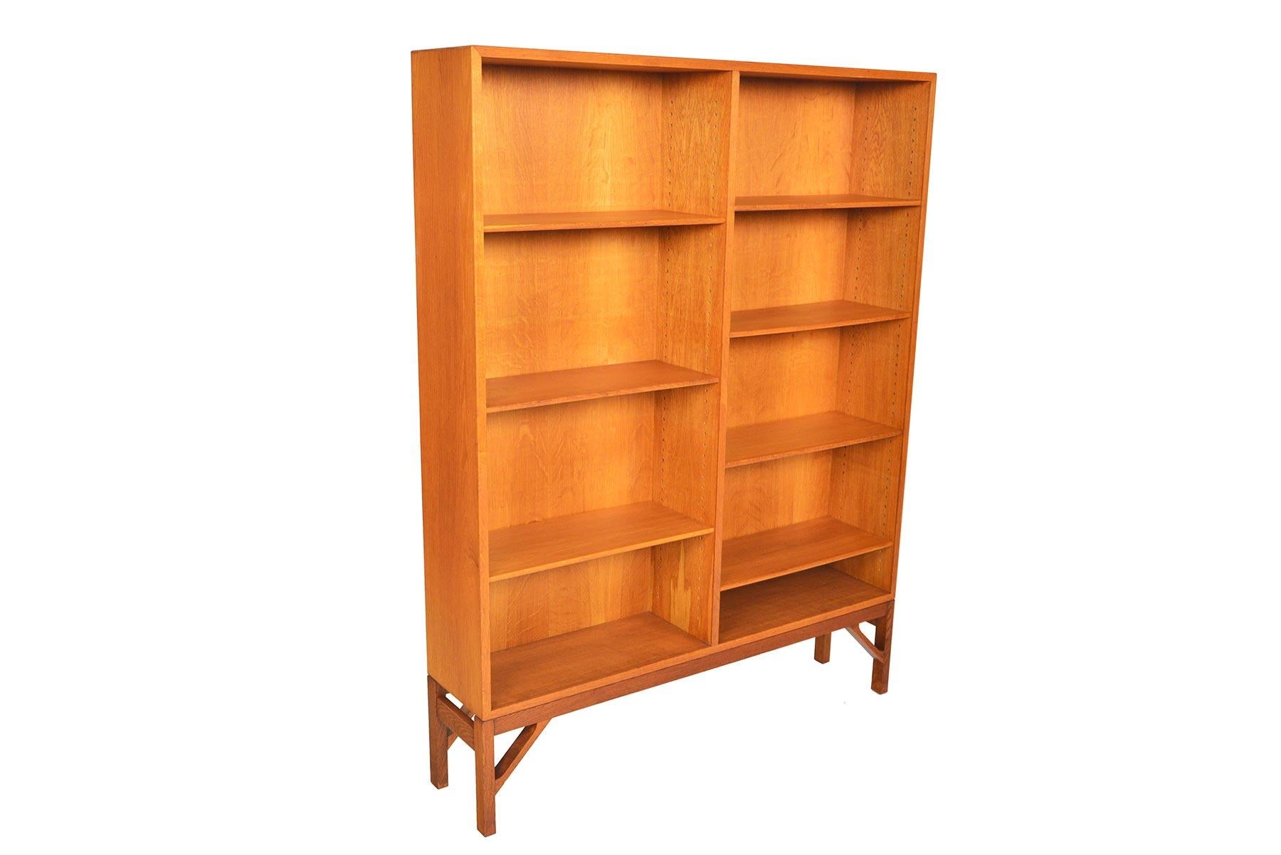 This stunning oak bookcase was designed by Børge Mogensen for FDB Møbler in the 1950s. This narrow design features two bays with seven adjustable shelves. Case stands on a beautifully structured oak base. In excellent original condition.

 