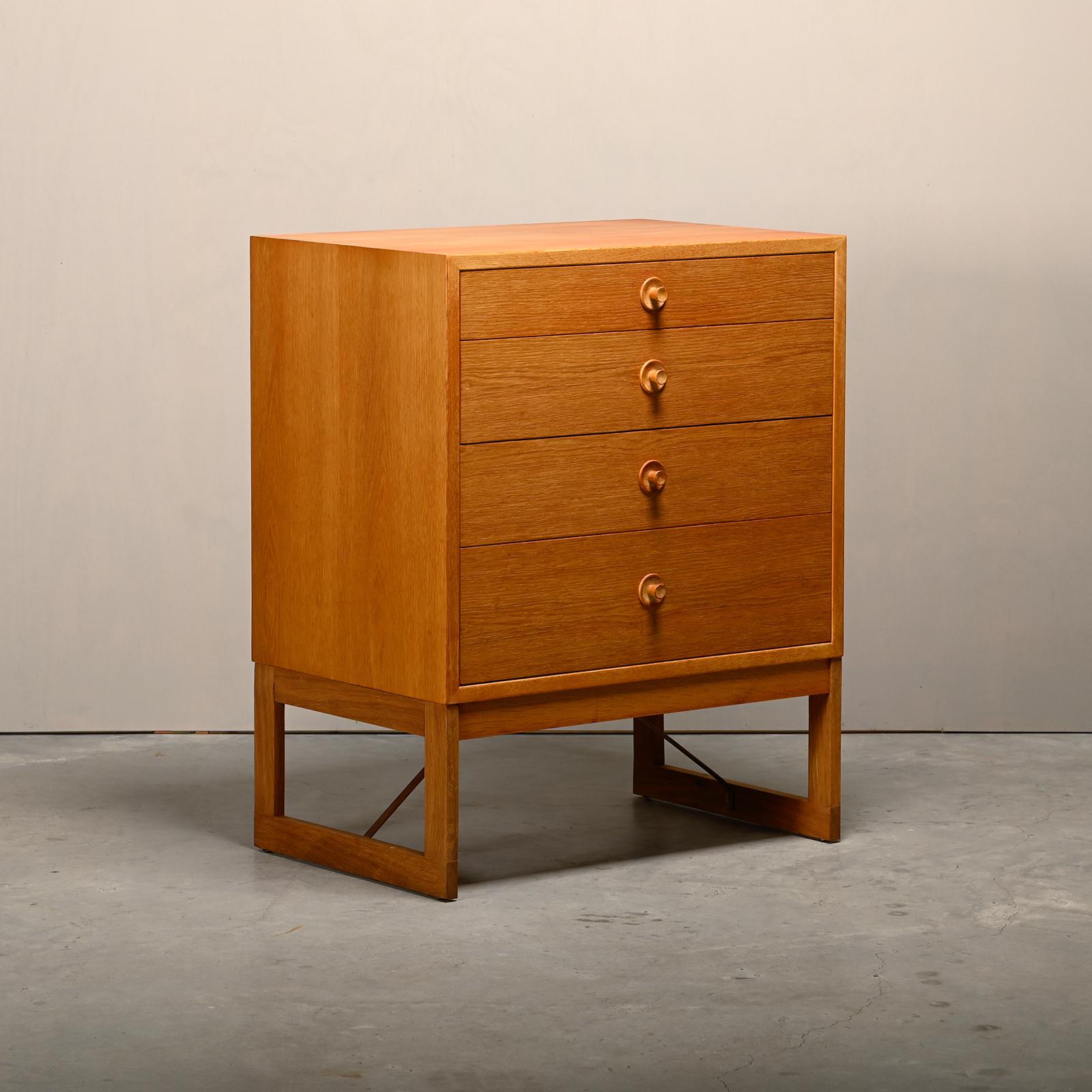 Commode Öresund de Børge Mogensen pour Karl Andersson & Söner, Suède années 1960. Placage de chêne avec base en chêne massif. Bon état avec des signes d'utilisation et de vieillissement.