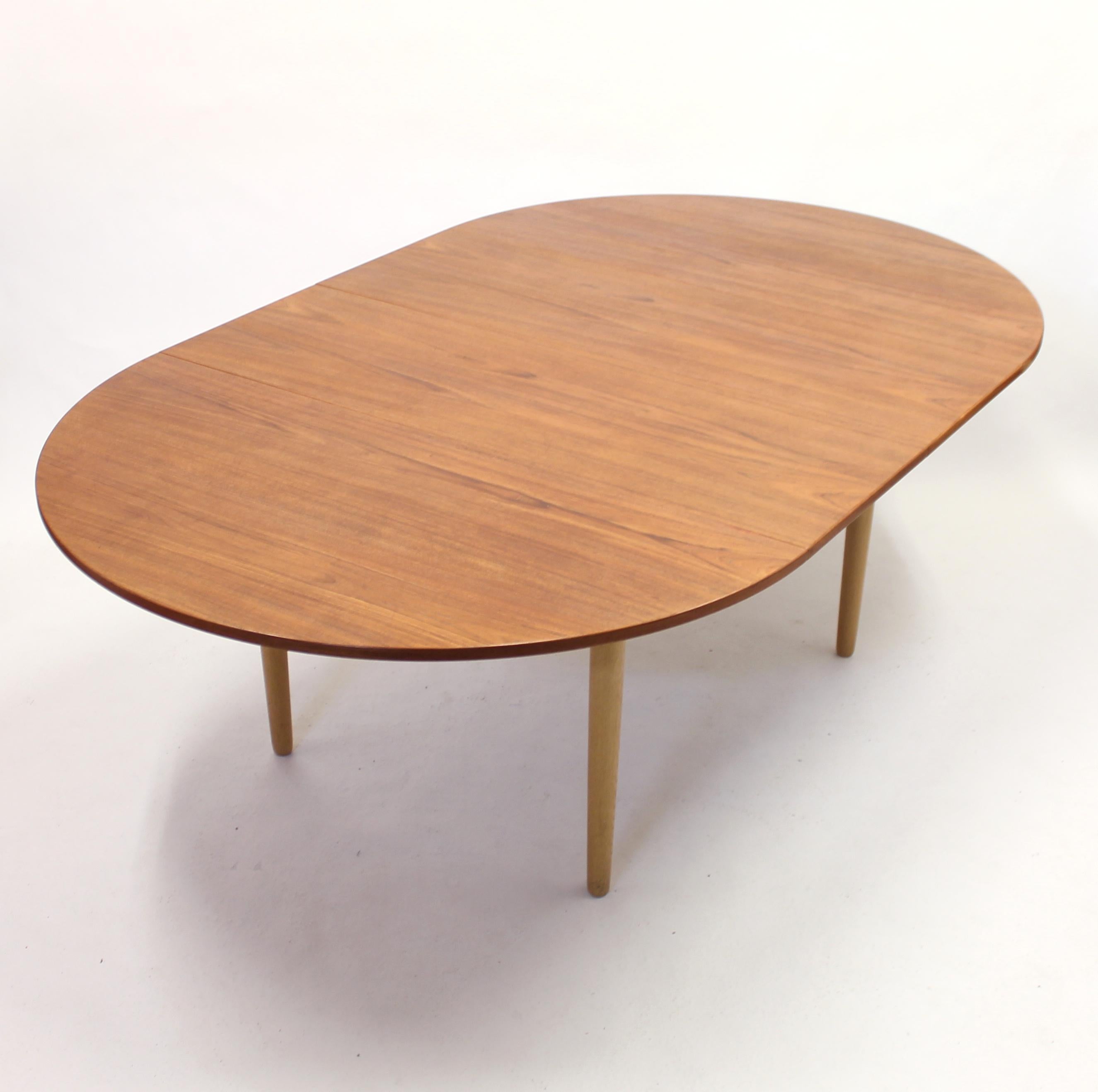 Børge Mogensen circular Öresund dining table with two extra leafs produced by Swedish manufacturer Karl Andersson & söner. Diameter of the table without the leafs is 130 cm. Maximum legit is 216 cm. Teak table top on oak legs. Very good vintage