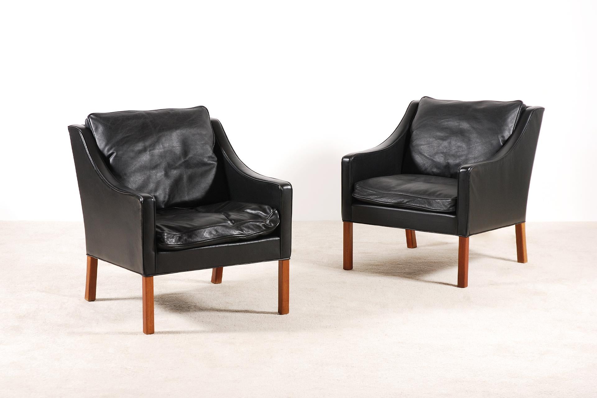 Pair of black leather armchairs designed by Børge Mogensen in 1963.
Model 2207 manufactured by Fredericia Furniture.
Teak feet and black leather.
Very good condition.