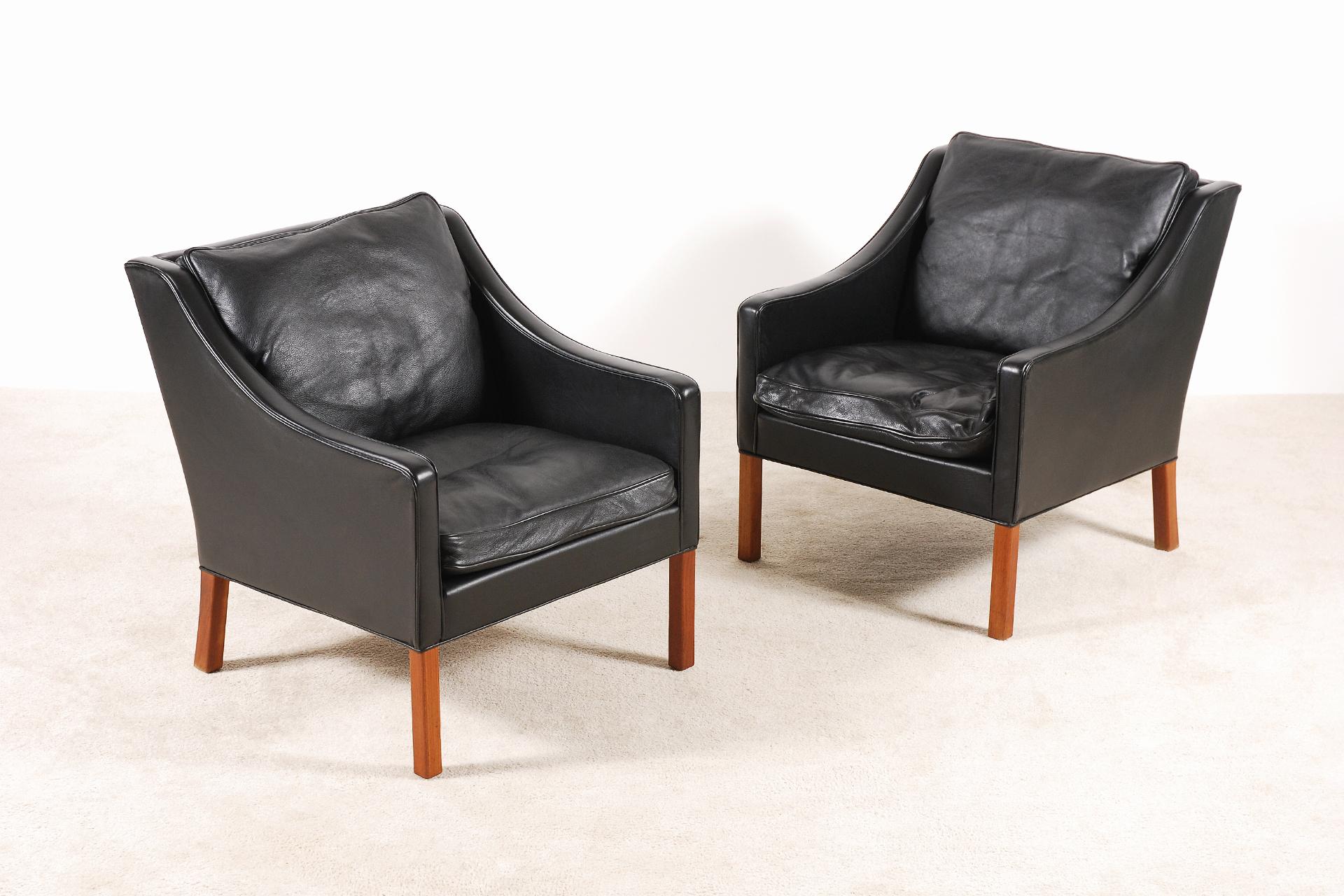 Børge Mogensen, Pair of Black Leather Armchairs Model 2207 for Fredericia In Good Condition In Paris, FR