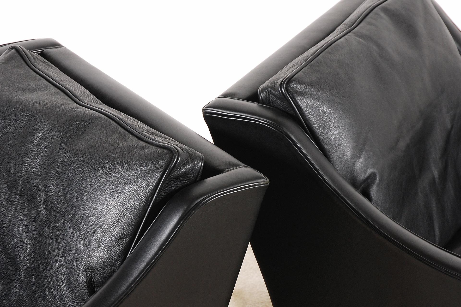 Børge Mogensen, Pair of Black Leather Armchairs Model 2207 for Fredericia 1