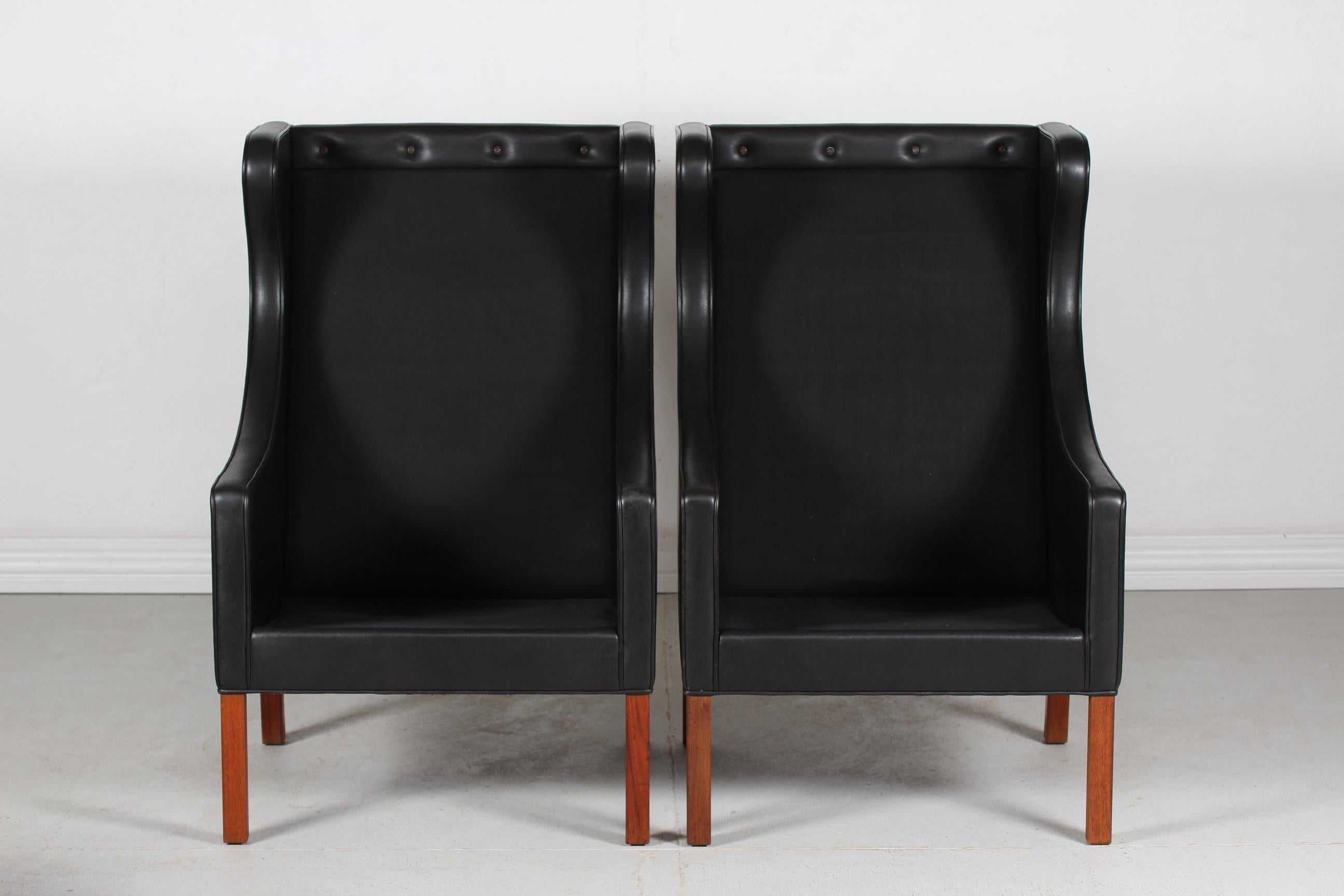 Børge Mogensen Pair of Chairs 2204 with Black Leather by Fredericia Stolefabrik For Sale 7