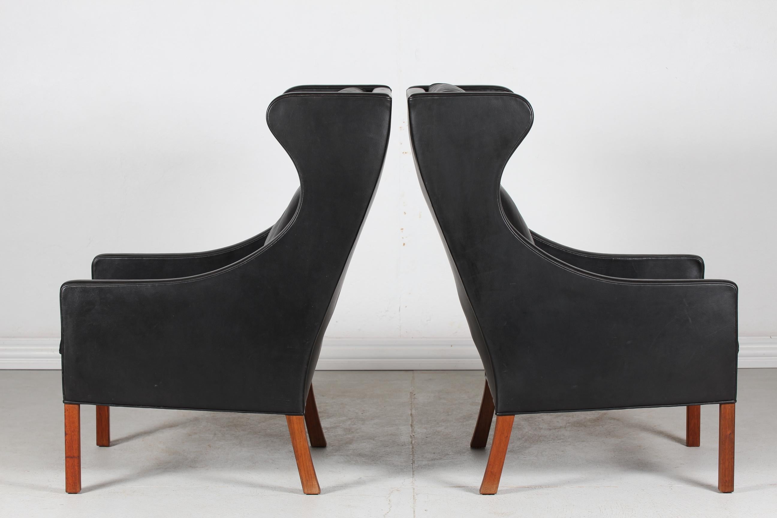 Mid-Century Modern Børge Mogensen Pair of Chairs 2204 with Black Leather by Fredericia Stolefabrik For Sale