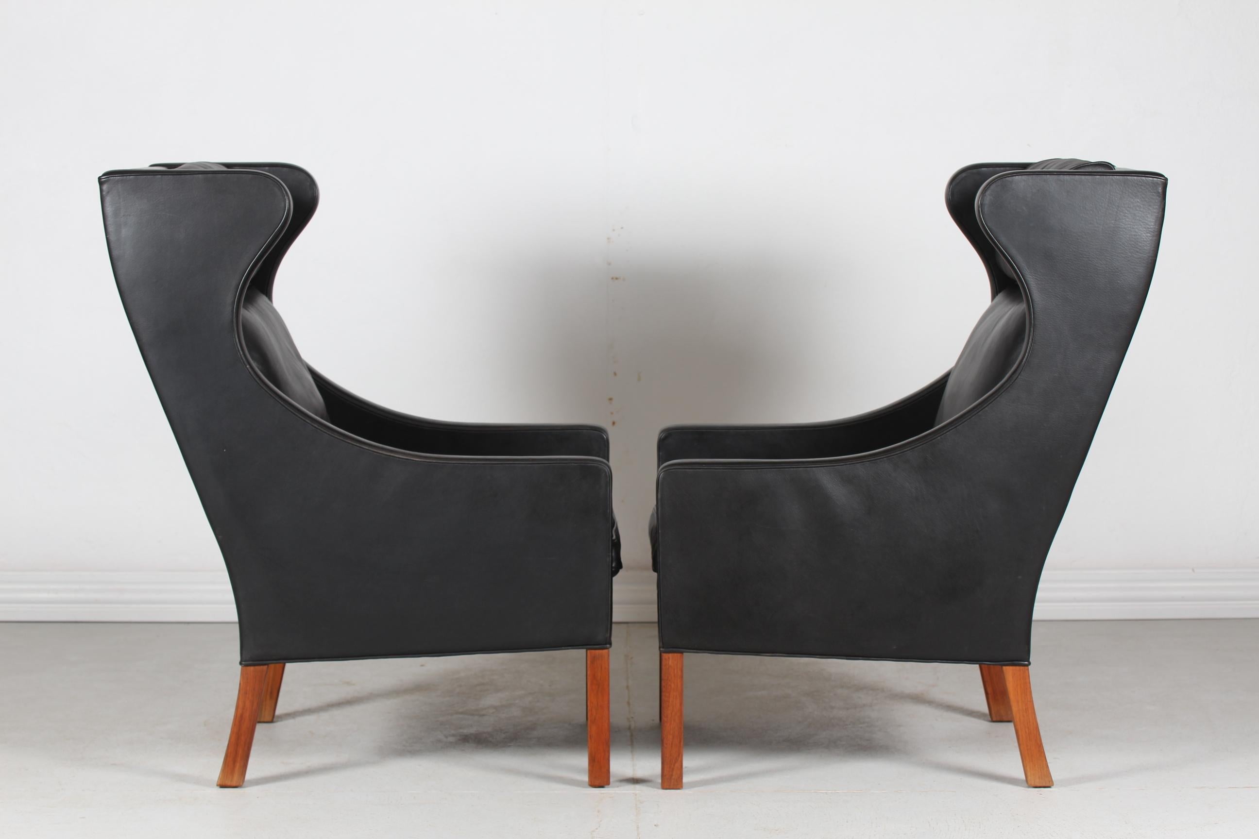 Børge Mogensen Pair of Chairs 2204 with Black Leather by Fredericia Stolefabrik In Good Condition For Sale In Aarhus C, DK