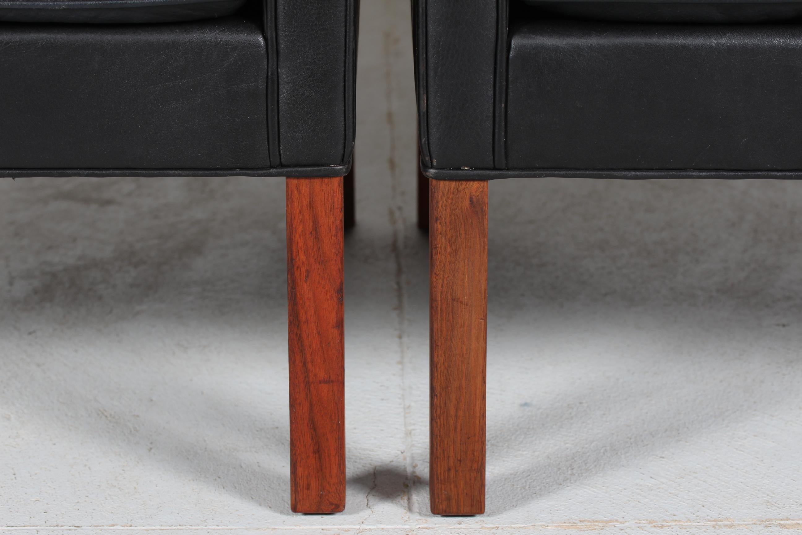 Børge Mogensen Sesselpaar 2204 mit schwarzem Leder von Fredericia Stolefabrik im Angebot 1