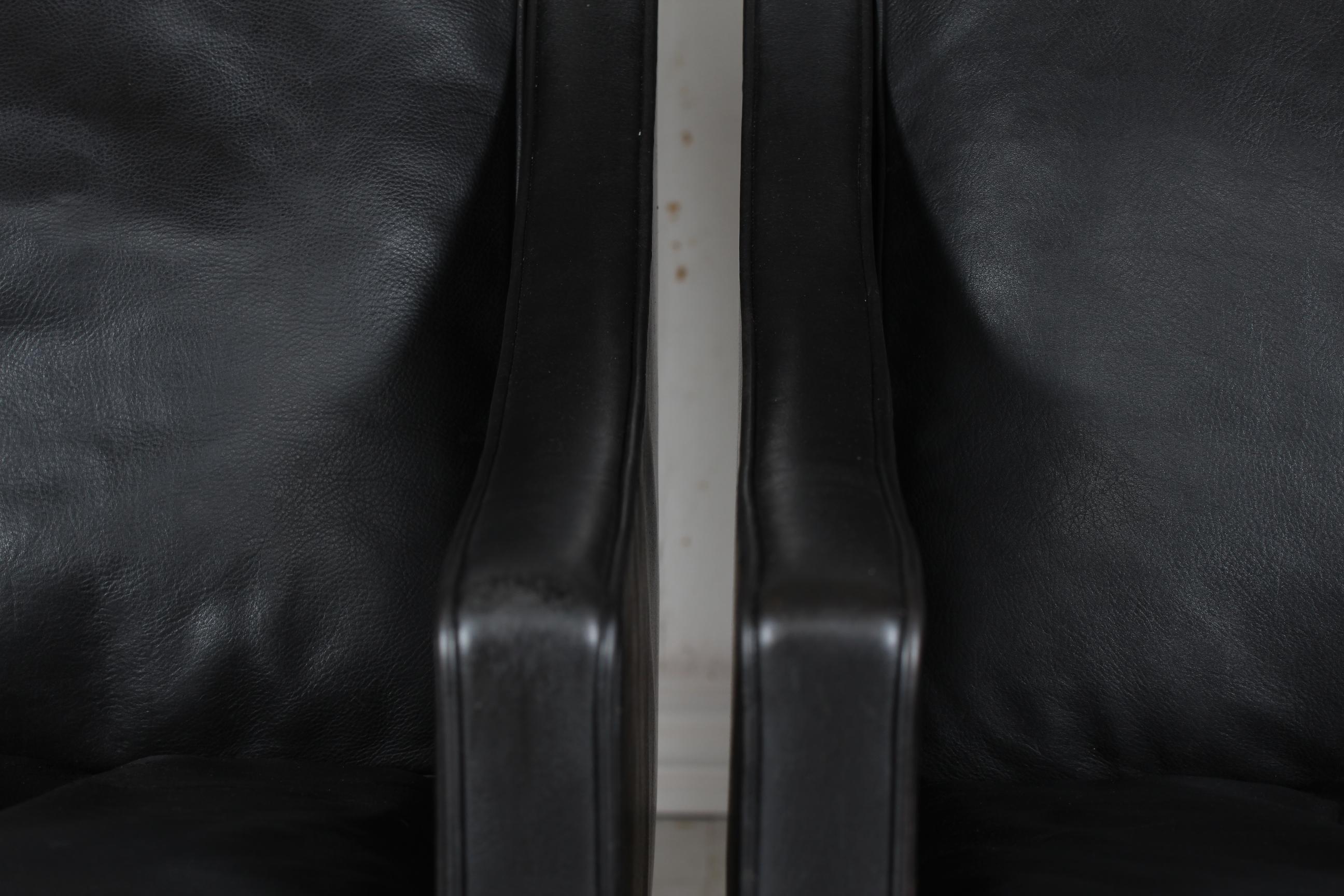 Børge Mogensen Pair of Chairs 2204 with Black Leather by Fredericia Stolefabrik For Sale 3