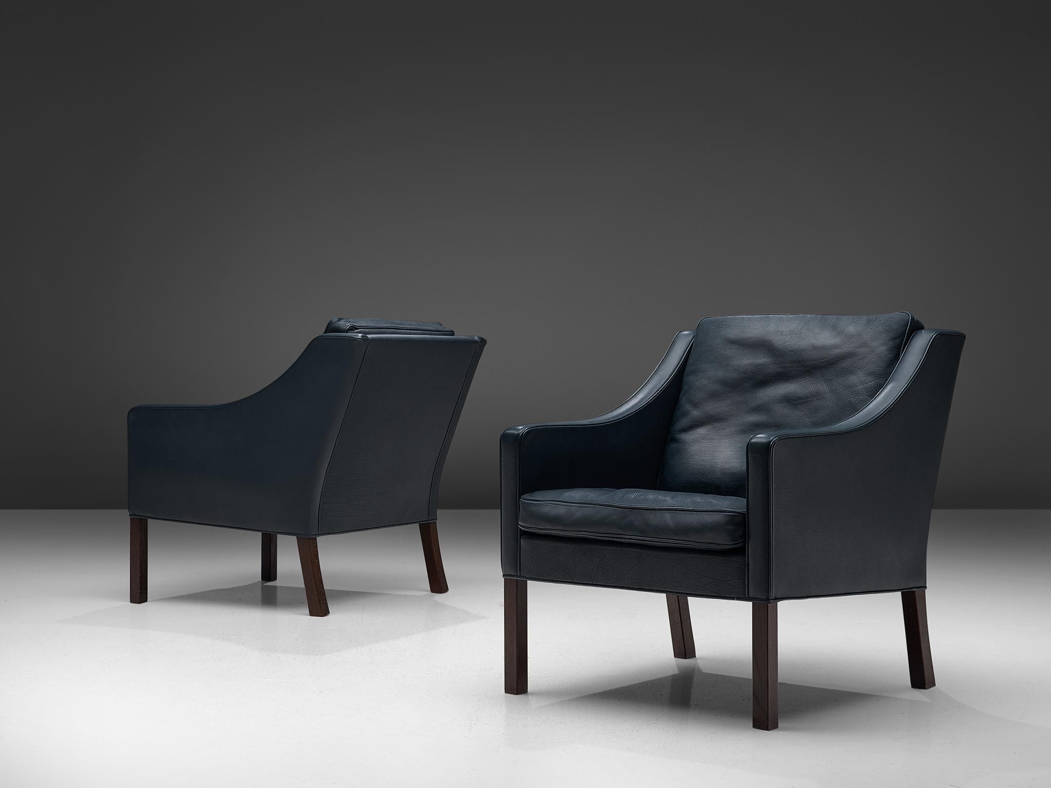 Børge Mogensen for Fredericia Møbelfrabirk, pair of '2207' lounge chairs, leather and stained beech, Denmark, design 1963.

Comfortable set of two lounge chairs with an elegant design by Børge Mogensen. These armchairs have a low, curved back,