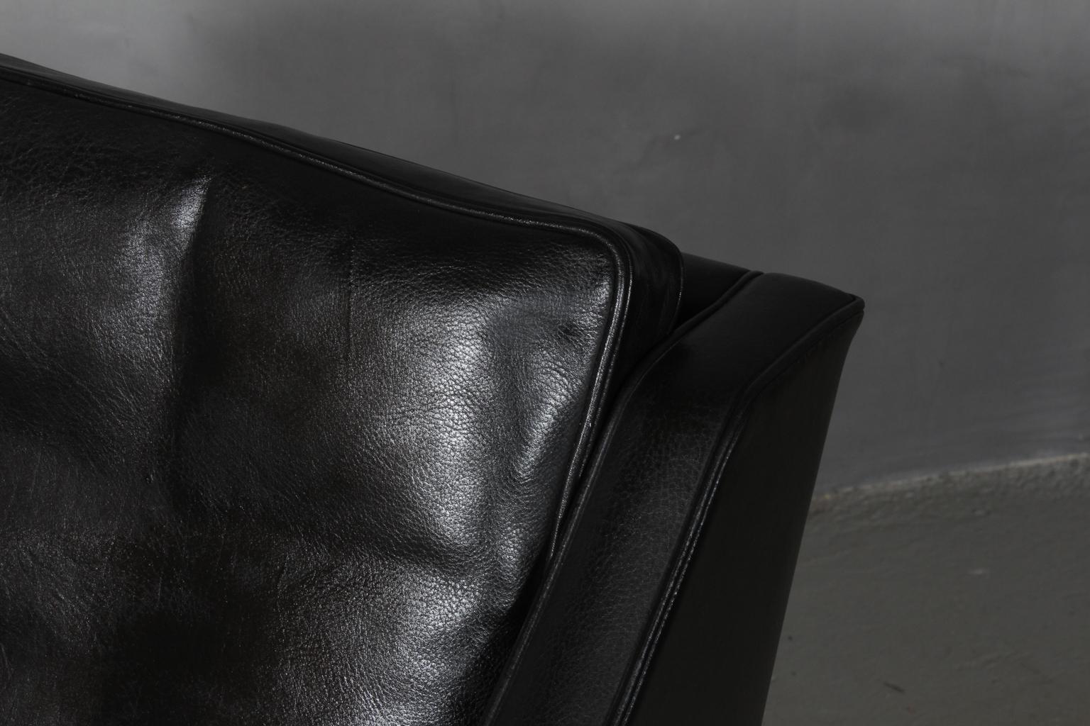 Mid-20th Century Børge Mogensen Pair of Lounge Chairs in Original Black Leather, Model 2207