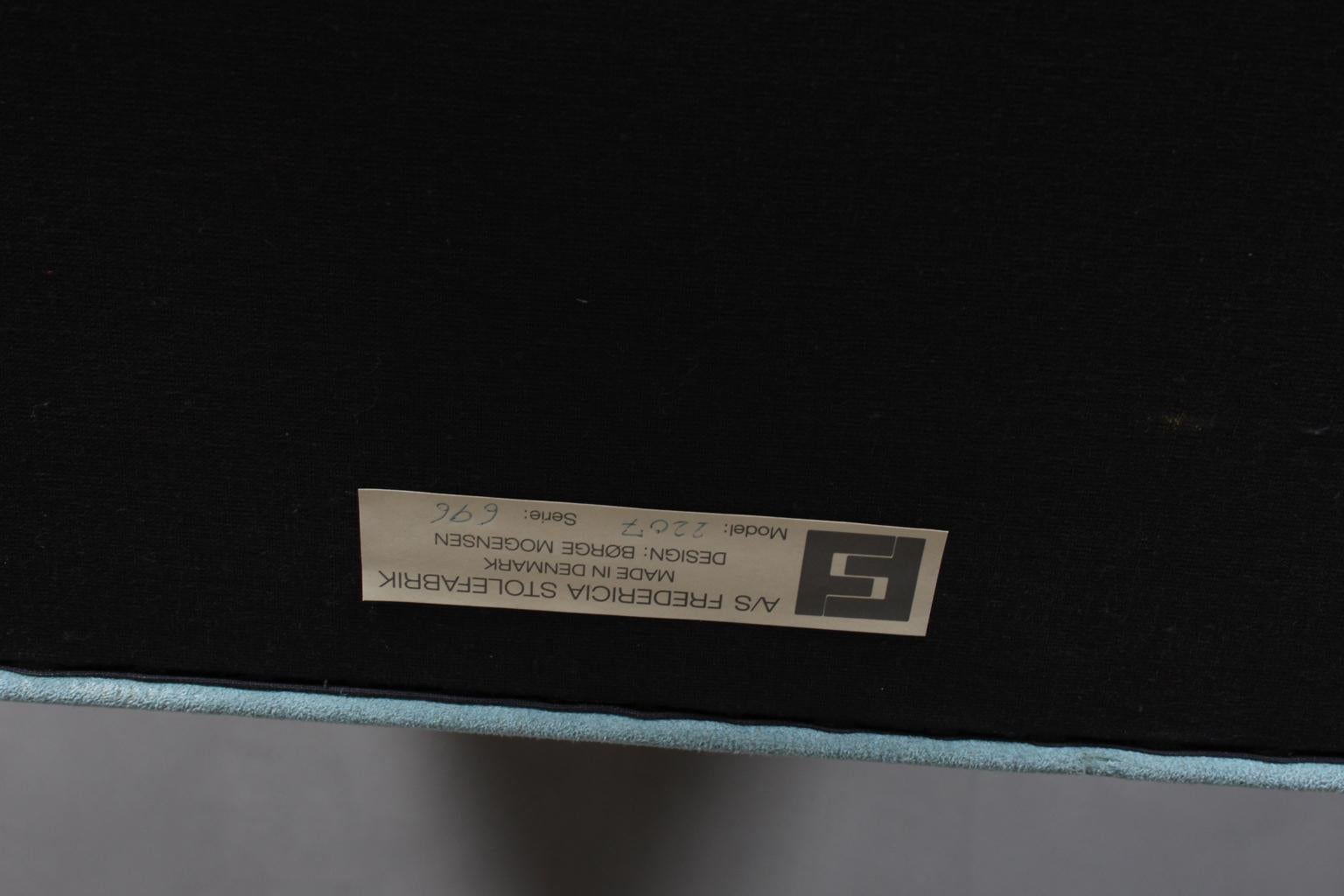 Børge Mogensen Pair of Lounge Chairs in Original Microfiber Fabric, Model 2207 3