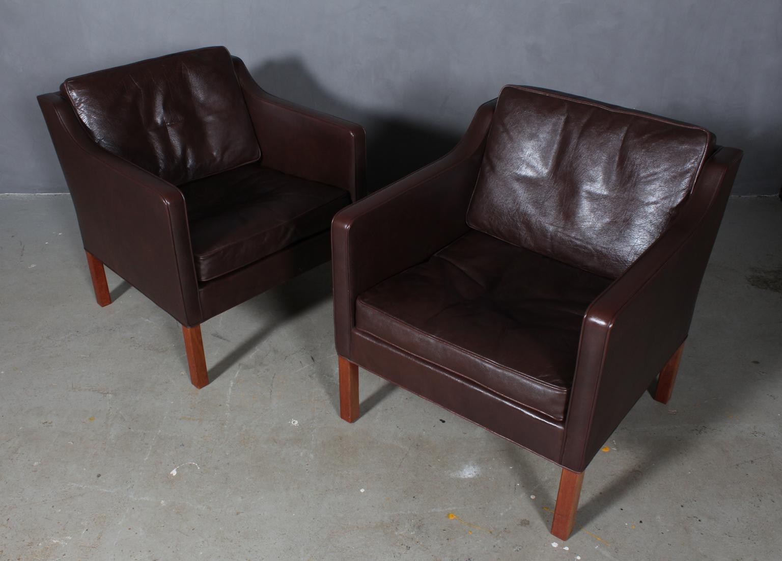 Børge Mogensen pair of lounge chairs with brown original leather upholstery.

Legs of teak.

Model 2421, made by Fredericia Furniture.