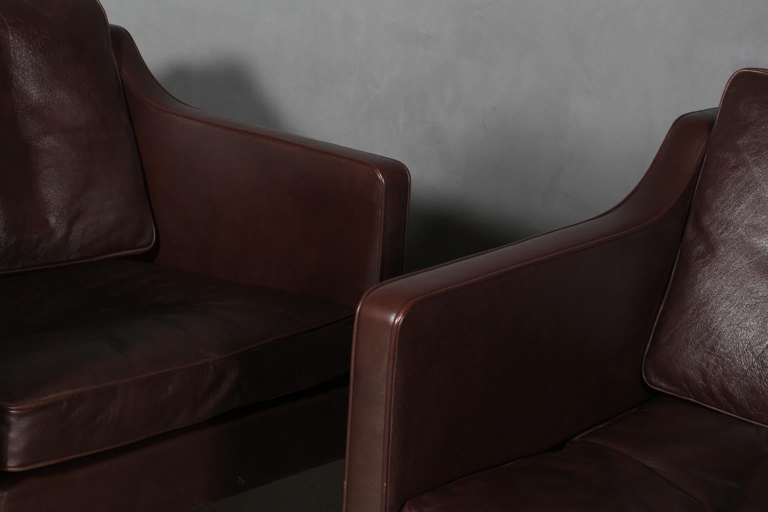 Børge Mogensen Pair of Lounge Chairs, Model 2421, Dark Brown Original Leather In Good Condition In Esbjerg, DK