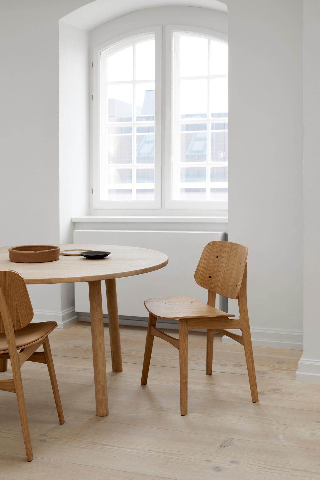 La sedia Søborg è una sedia confortevole con proporzioni generose nella seduta e nello schienale, entrambi disponibili con o senza imbottitura. Questo rende la sedia adatta a ristoranti, sale riunioni, spazi di lavoro informali e case private. Børge