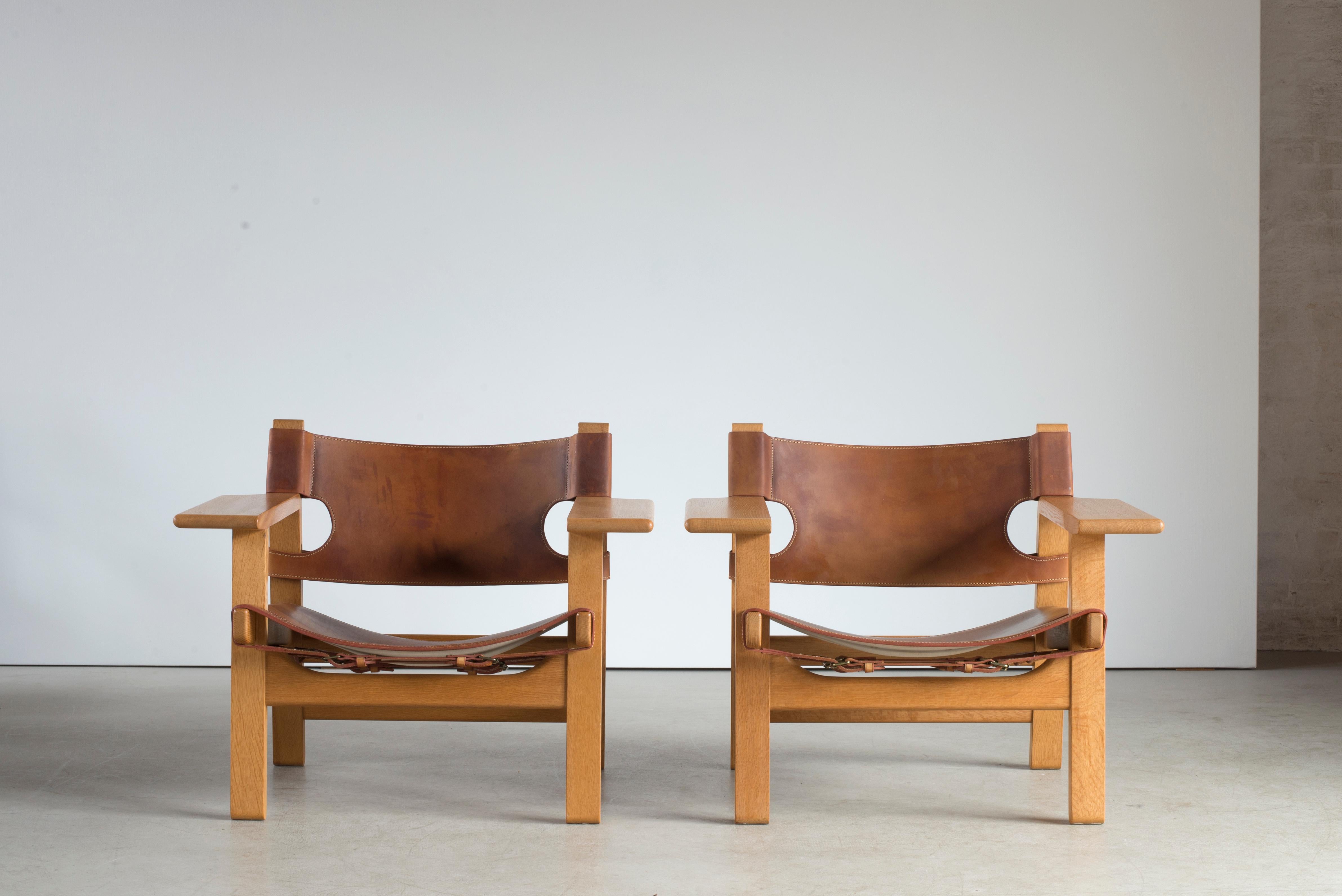 Børge Mogensen pair of Spanish chairs of oak and vegetable-tanned leather. Executed by Fredericia furniture, 1973.