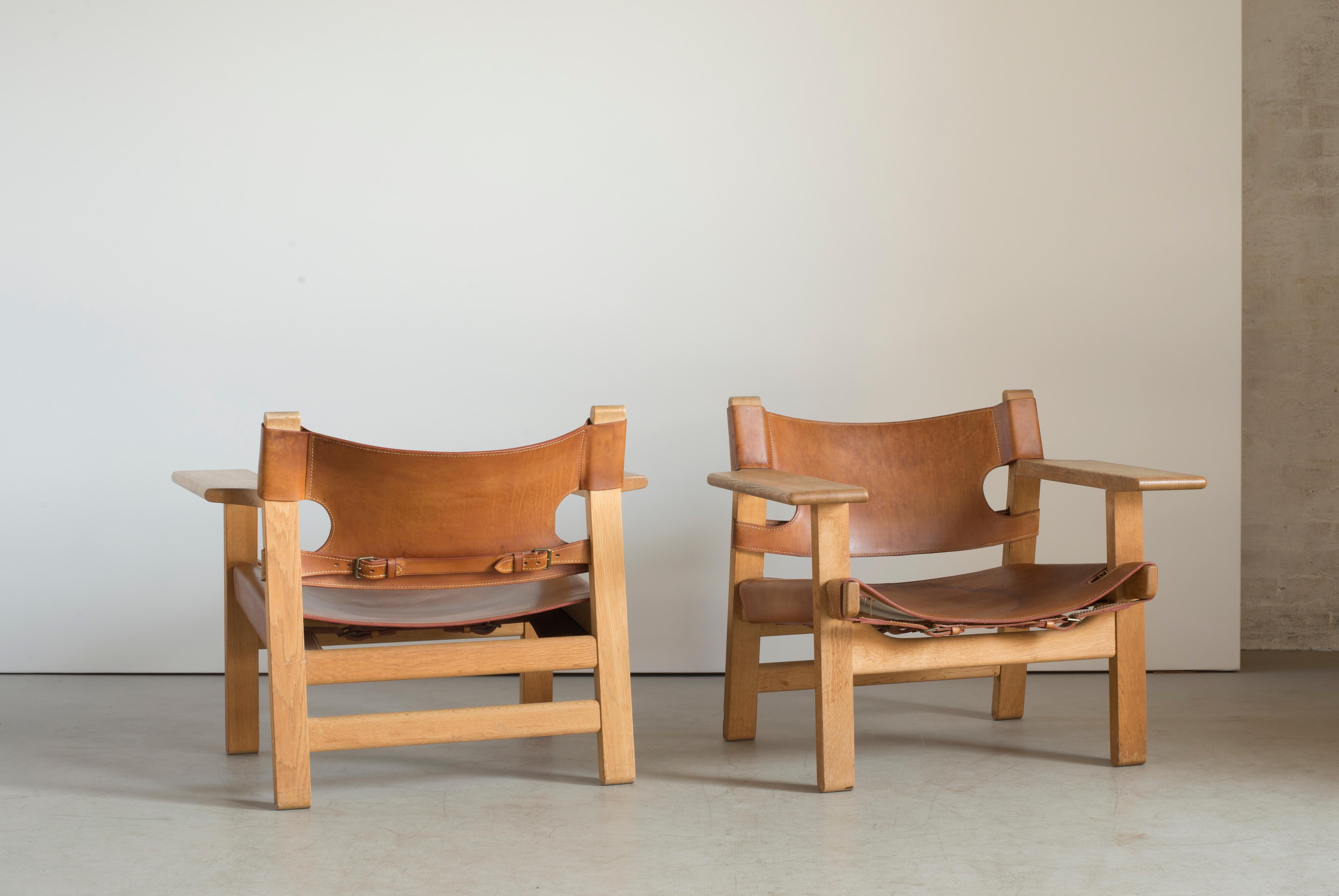 Børge Mogensen pair of Spanish chairs in oak and vegetable tanned leather. Executed by Fredericia Furniture, Denmark.
