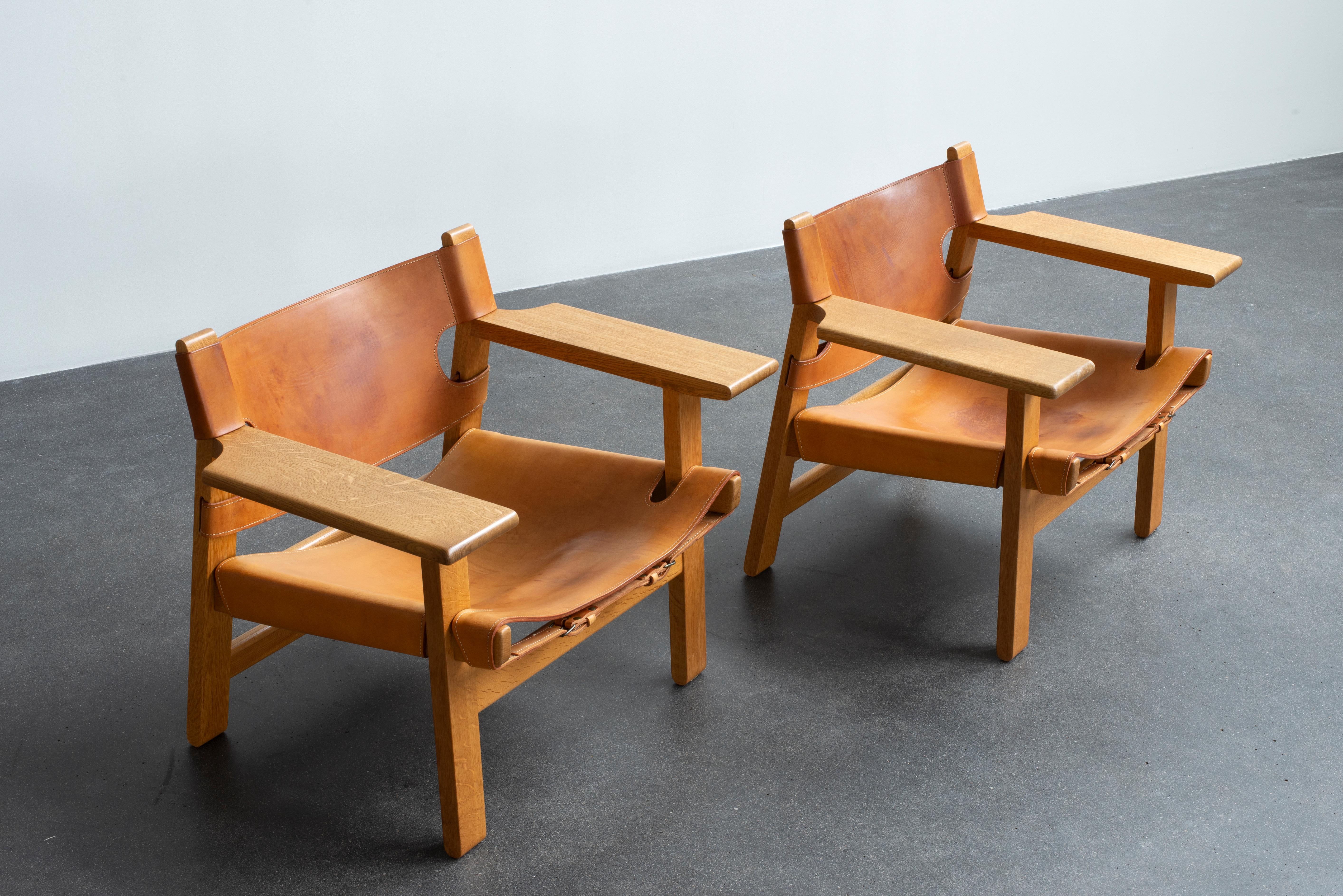 Børge Mogensen pair of Spanish chairs in oak and vegetable-tanned leather. Executed by Fredericia furniture.
