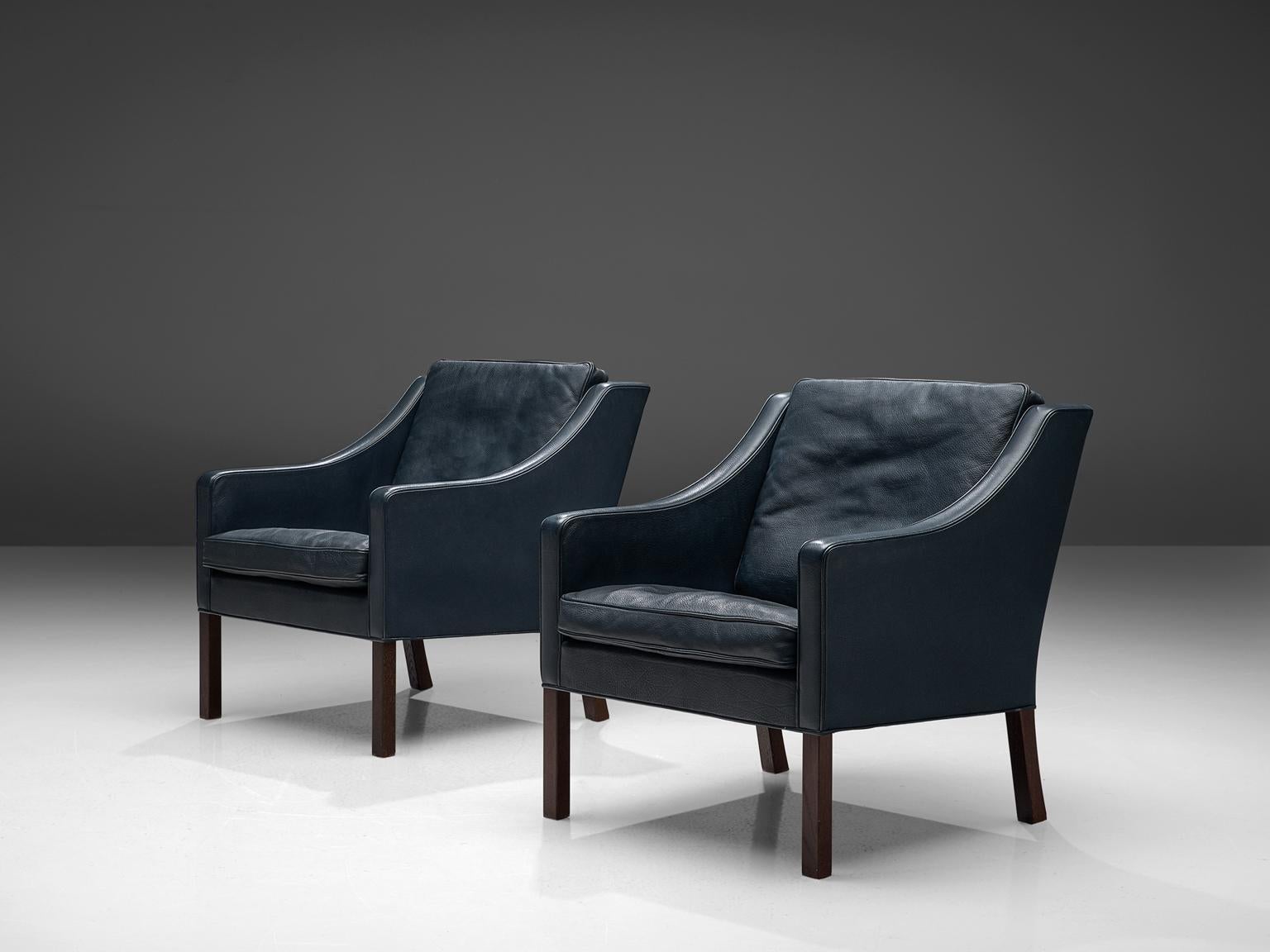 Børge Mogensen for Fredericia Møbelfrabirk, pair of two '2207' Lounge Chairs, Leather and stained beech, Denmark, design 1963.

Comfortable set of two lounge chairs with an elegant design by Børge Mogensen. These armchairs have a low, curved back,