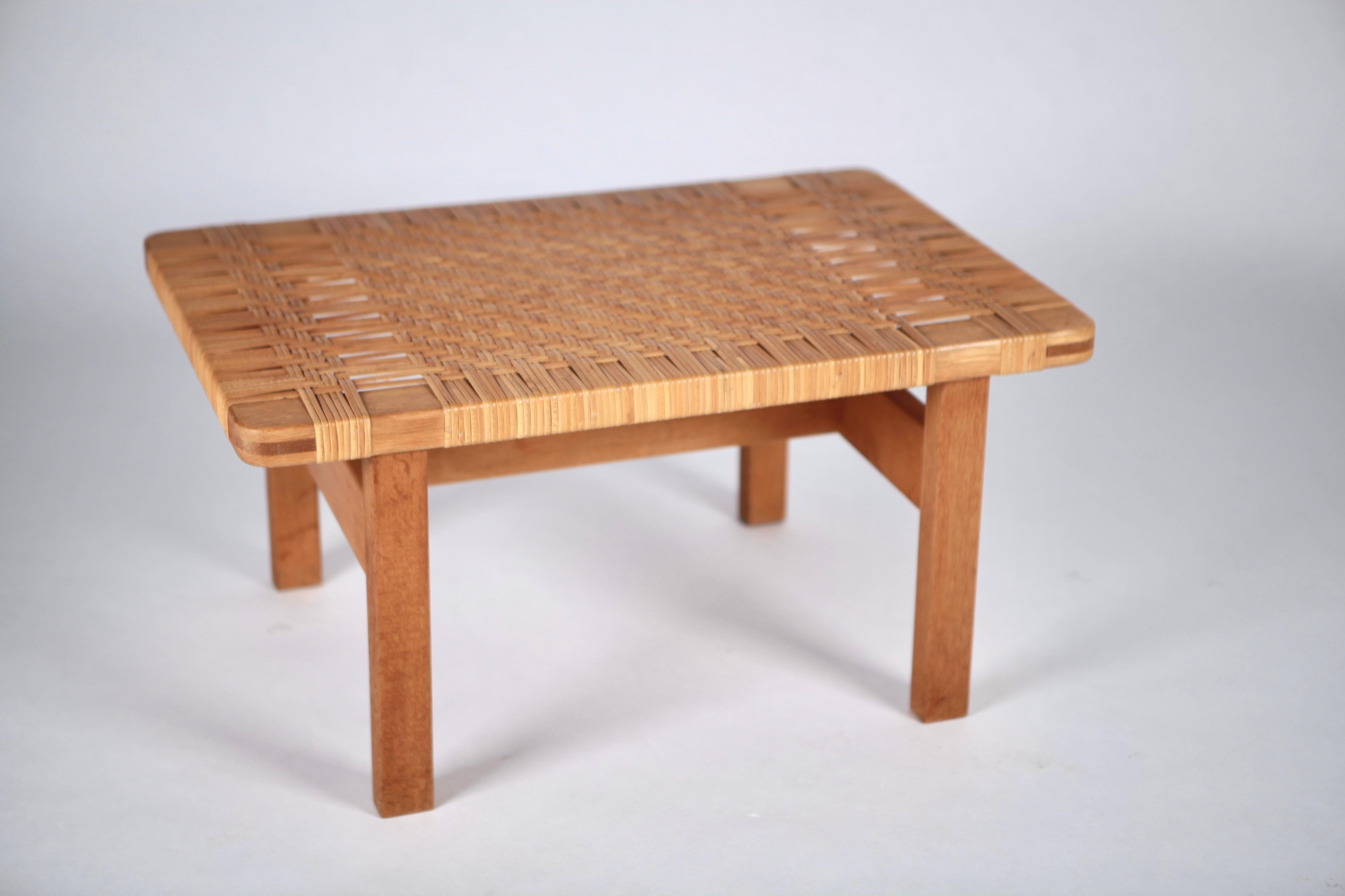 A rare bench or coffee-table in oak and cane, designed by Børge Mogensen in the 1950s and executed by Frederica Stolefabrik.
Excellent vintage condition, absolutely no damages to the cane with no restaurations.
Signed with paperlabel.