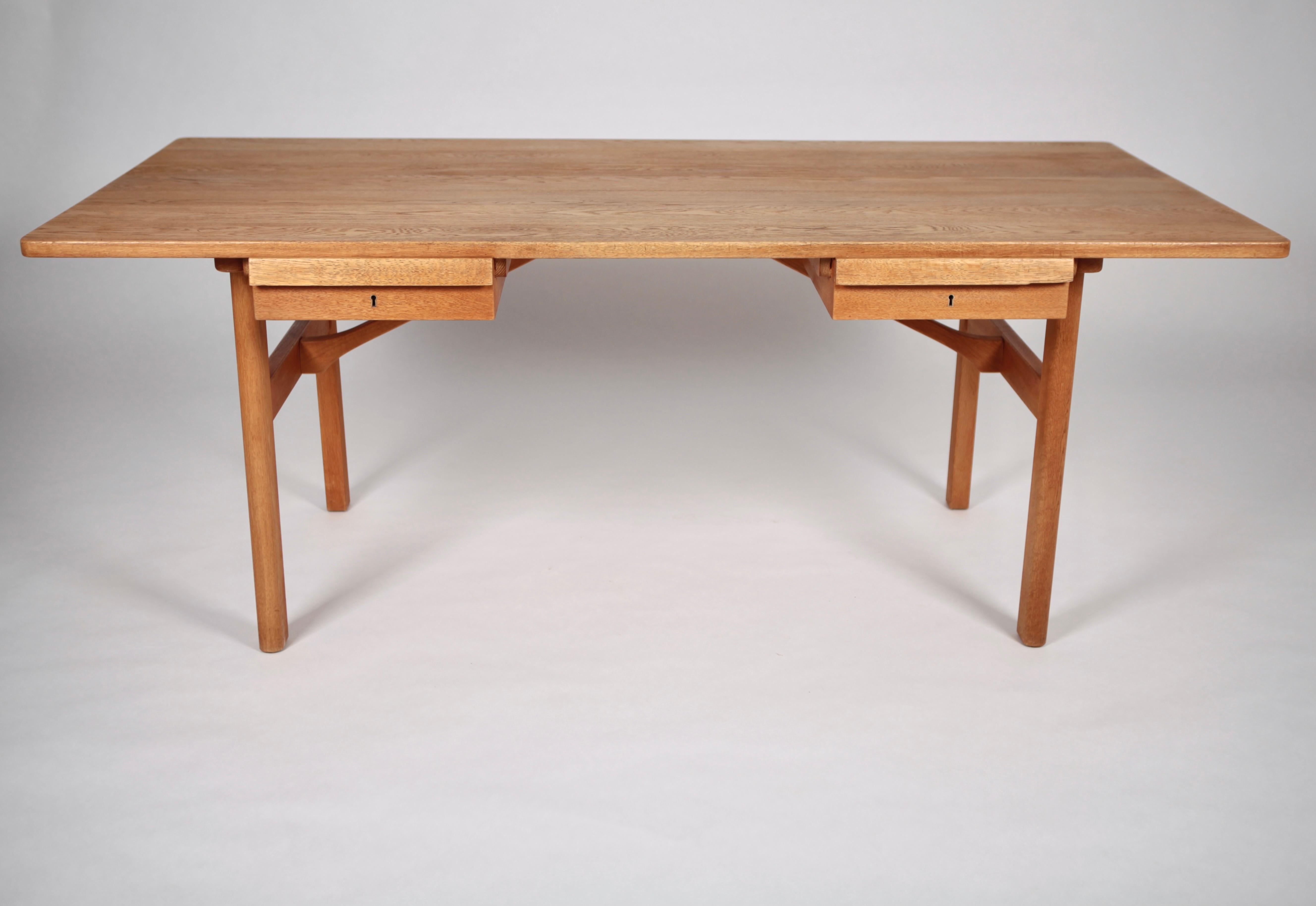 Børge Mogensen, rare desk in solid oak, executed by Frederica Stolefabrik in Denmark, 1950s.
It has been refinished, preserving the patina.