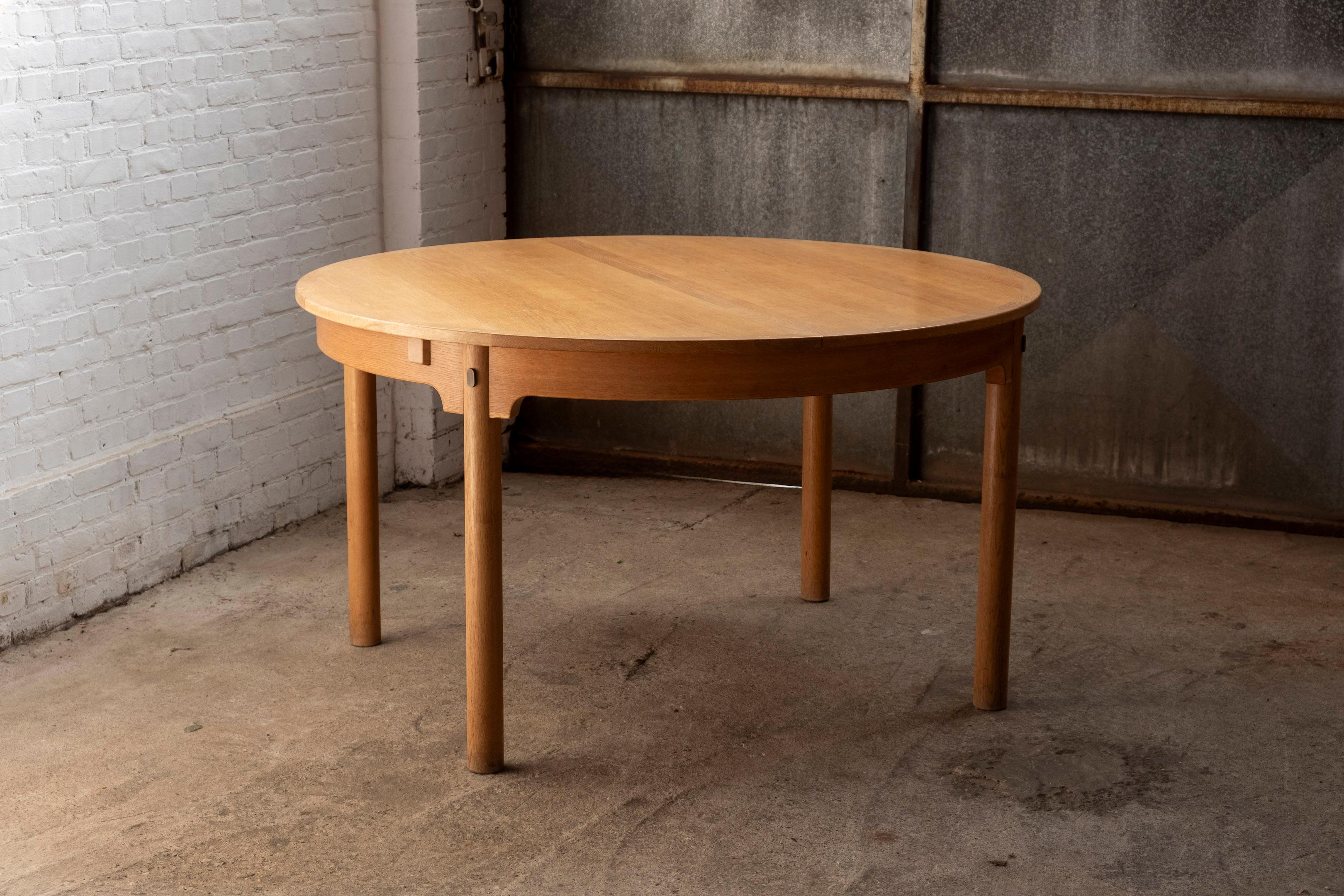 Øresund dining table in oak designed by Børge Mogensen, produced in the 1950s in Sweden by Karl Andersson & Söner. Truly elegant and functional design with wonderful detailed finishing in oak and brass. The Danish designer Børge Mogensen designed a