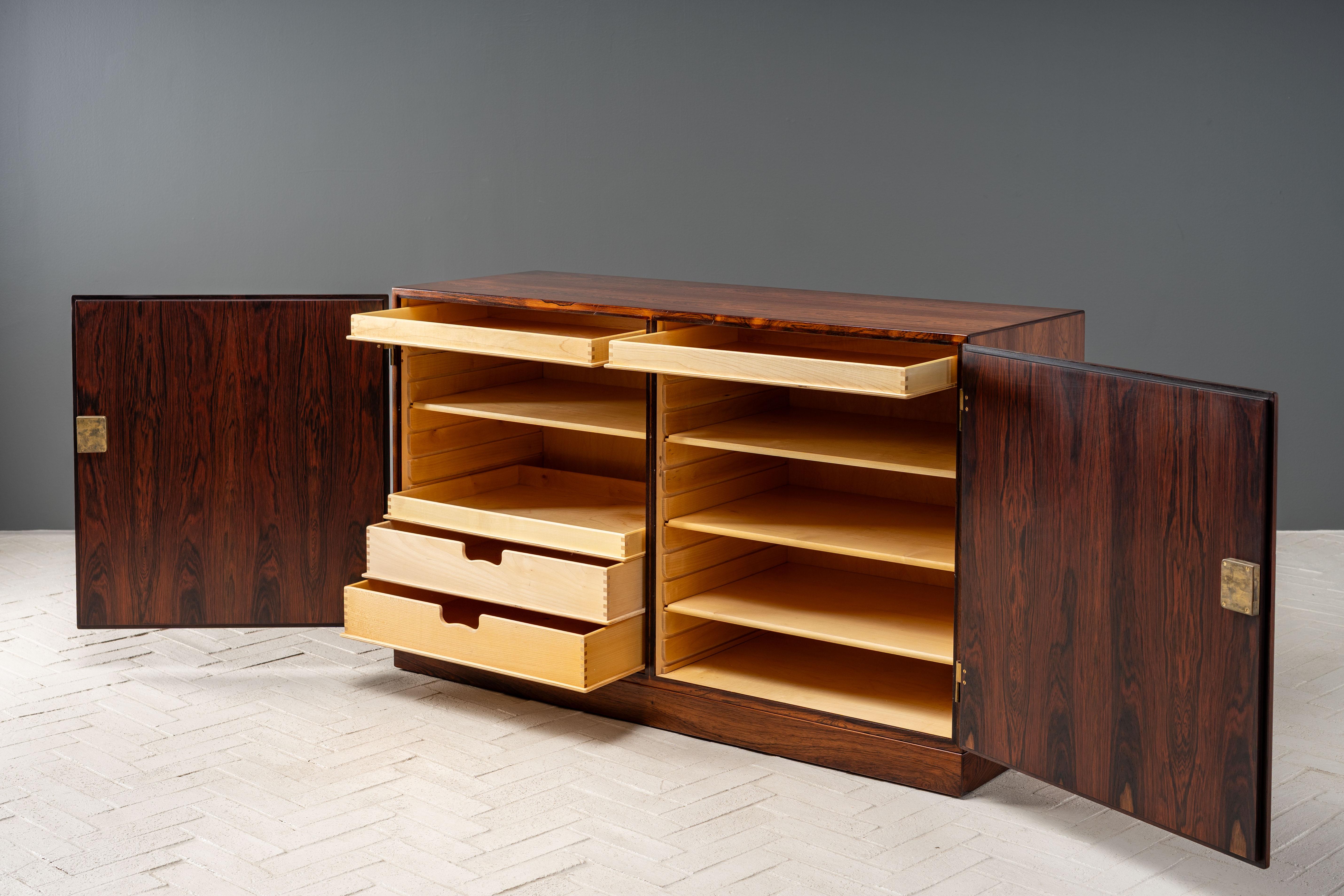 Danimarca, anni '60 circa. Una splendida credenza o mobile della serie 232 di Børge Mogensen, prodotta da CM Madsens per FDB Møbler. Presenta una struttura in palissandro finemente lavorata con un interno in betulla elegantemente arredato e