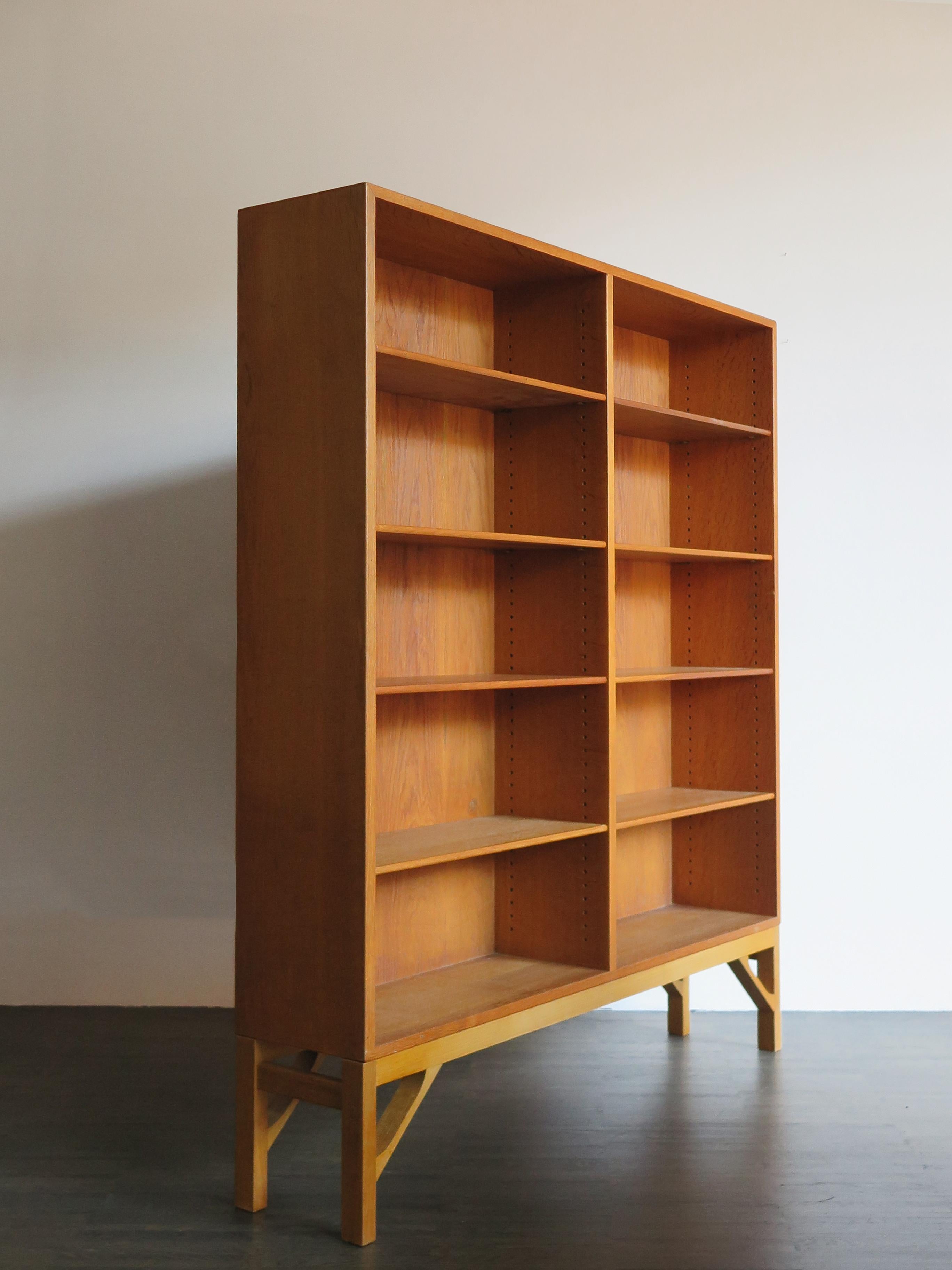 Scandinavian midcentury modern design oak bookcase designed by Børge Mogensen in the 1950s and produced by FDB Møbler from 1960s, variable height position of shelves, circa 1960s.

Please note that the item is original of the period and this shows