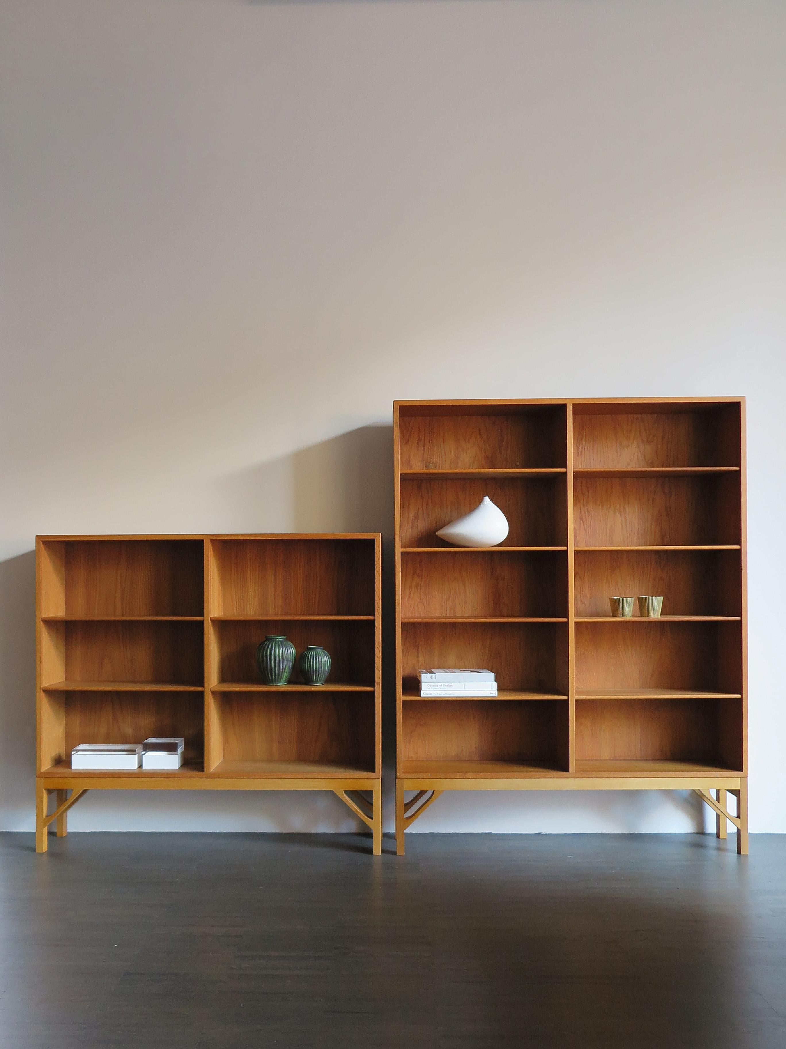 Scandinavian midcentury modern design set of two oak bookcases designed by Børge Mogensen in the 1950s and produced by FDB Møbler from 1960s, variable height position of shelves, circa 1960s.

Please note that the items are original of the period