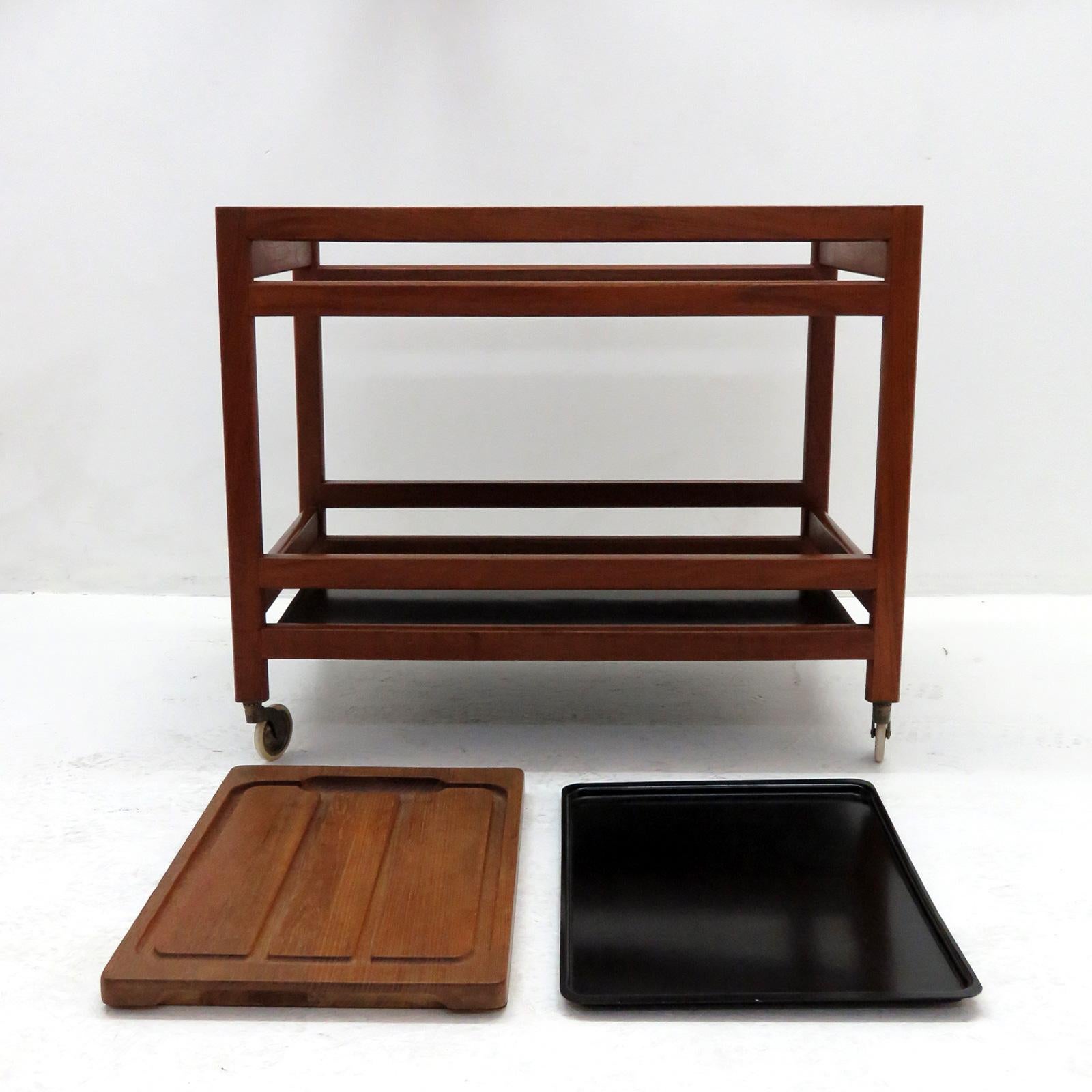 Wonderful serving cart by Børge Mogensen, model no. 5370 for Fredericia Furniture, in teak with black metal trays, a separate metal tray and a cutting board.