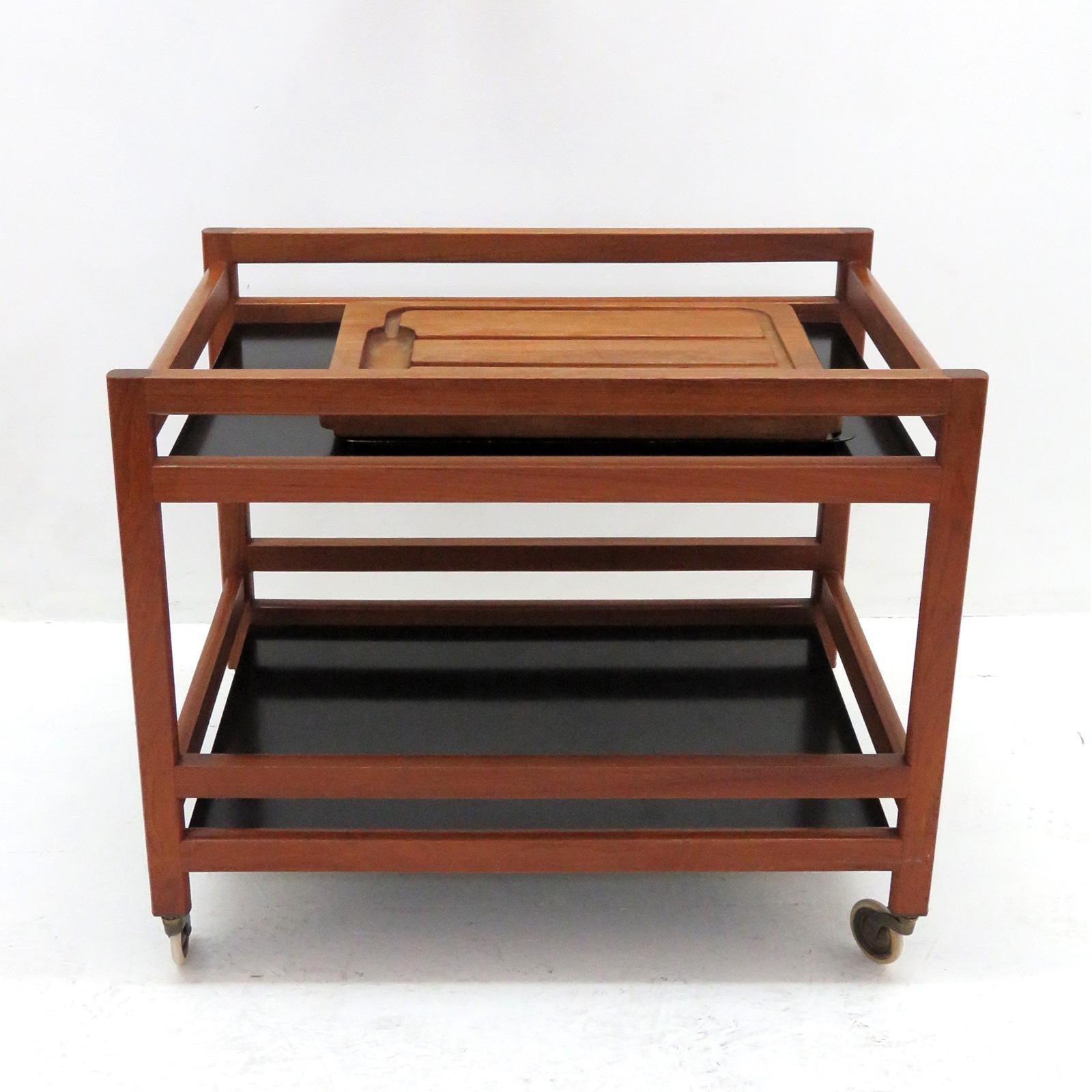 Wonderful serving cart by Børge Mogensen, model no. 5370 for Fredericia Furniture, in teak with black metal trays, a separate metal tray and a cutting board are included.