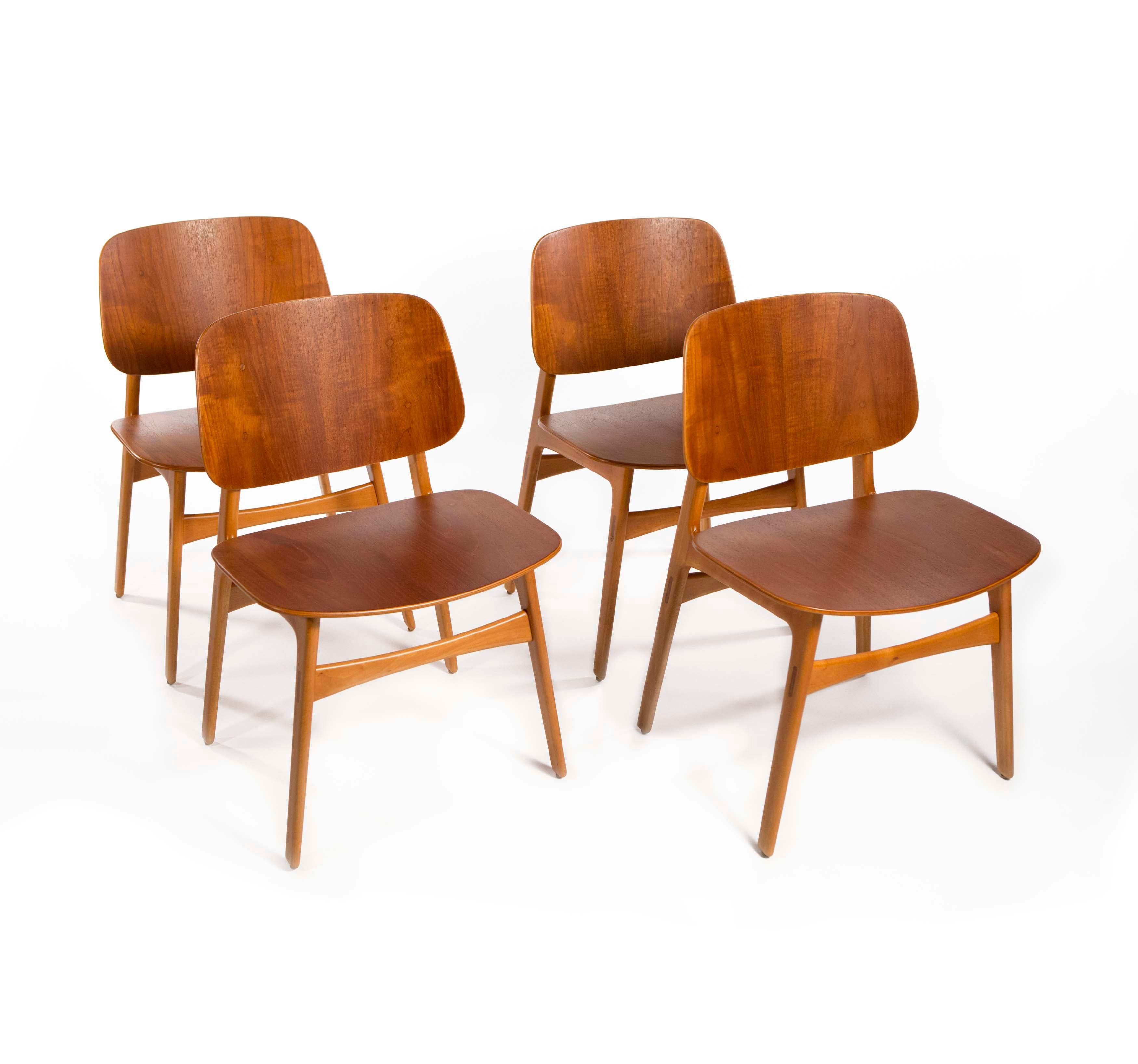 Børge Mogensen Set of 4 Dining Chairs Model 155 for Søborg Møbler Denmark 1950's

This is a beautiful set of 4 dining chairs designed by Borge Mogensen in 1949 for Soborg Denmark. The Model 155 has a solid beech wood frame and teak plywood seat