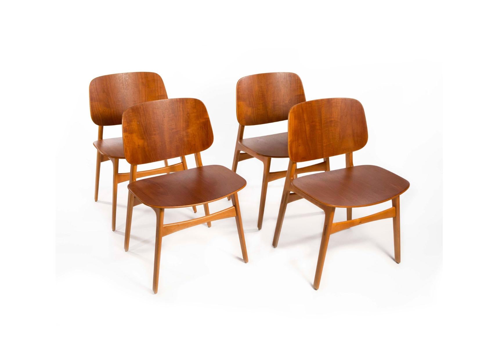 Børge Mogensen Set of 4 Dining Chairs Model 155 for Søborg Møbler Denmark 1950's

This is a beautiful set of 4 dining chairs designed by Borge Mogensen in 1949 for Soborg Denmark. The Model 155 has a solid beech wood frame and teak plywood seat and