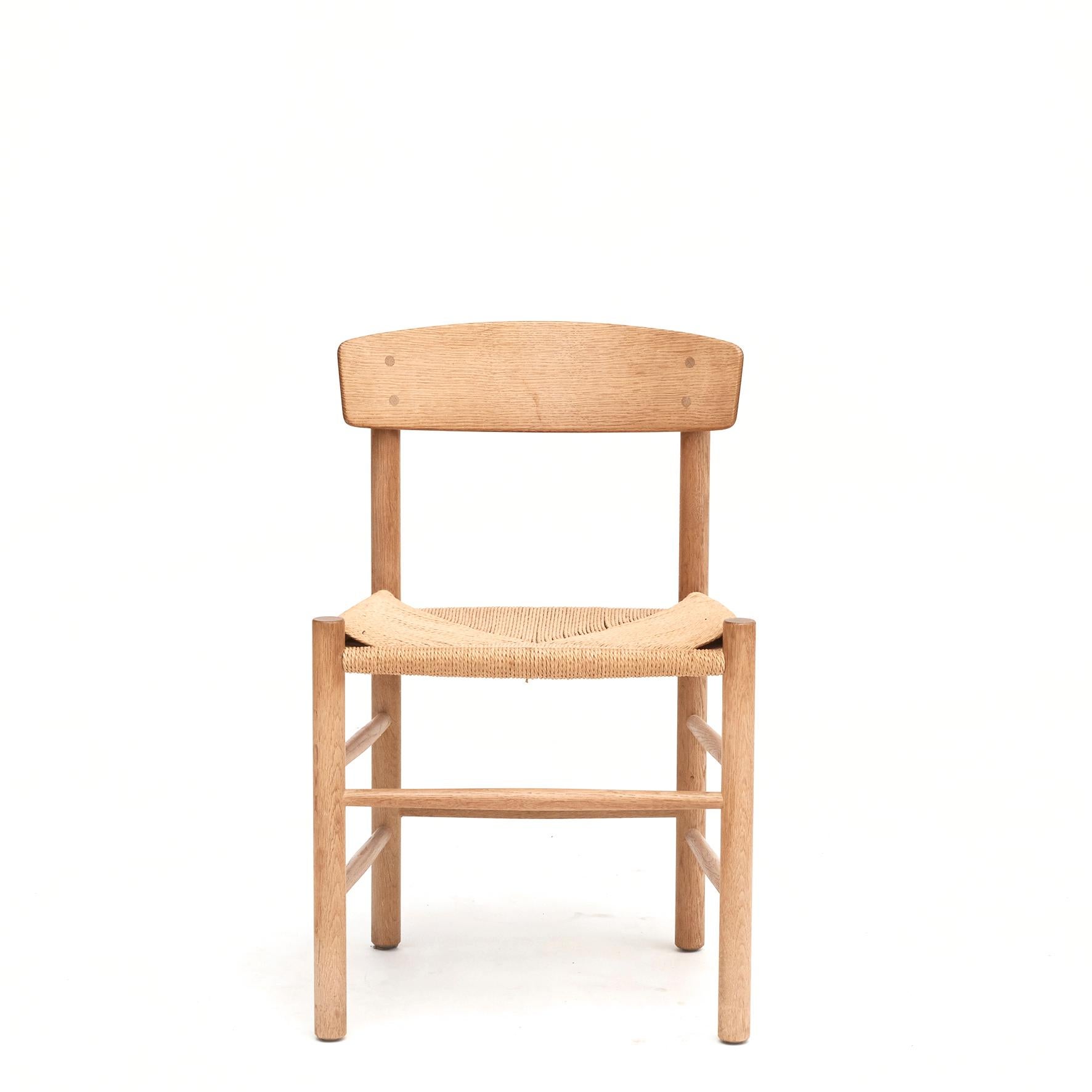 Børge Mogensen 1914-1972:
Set of 4 Shaker dining chairs model J-39 by Børge Mogensen for FDB Mobler.
Crafted from solid oak wood and features a handwoven seat in natural paper cord.
Designed by Børge Mogensen in 1947, manufactured by FDB Mobler