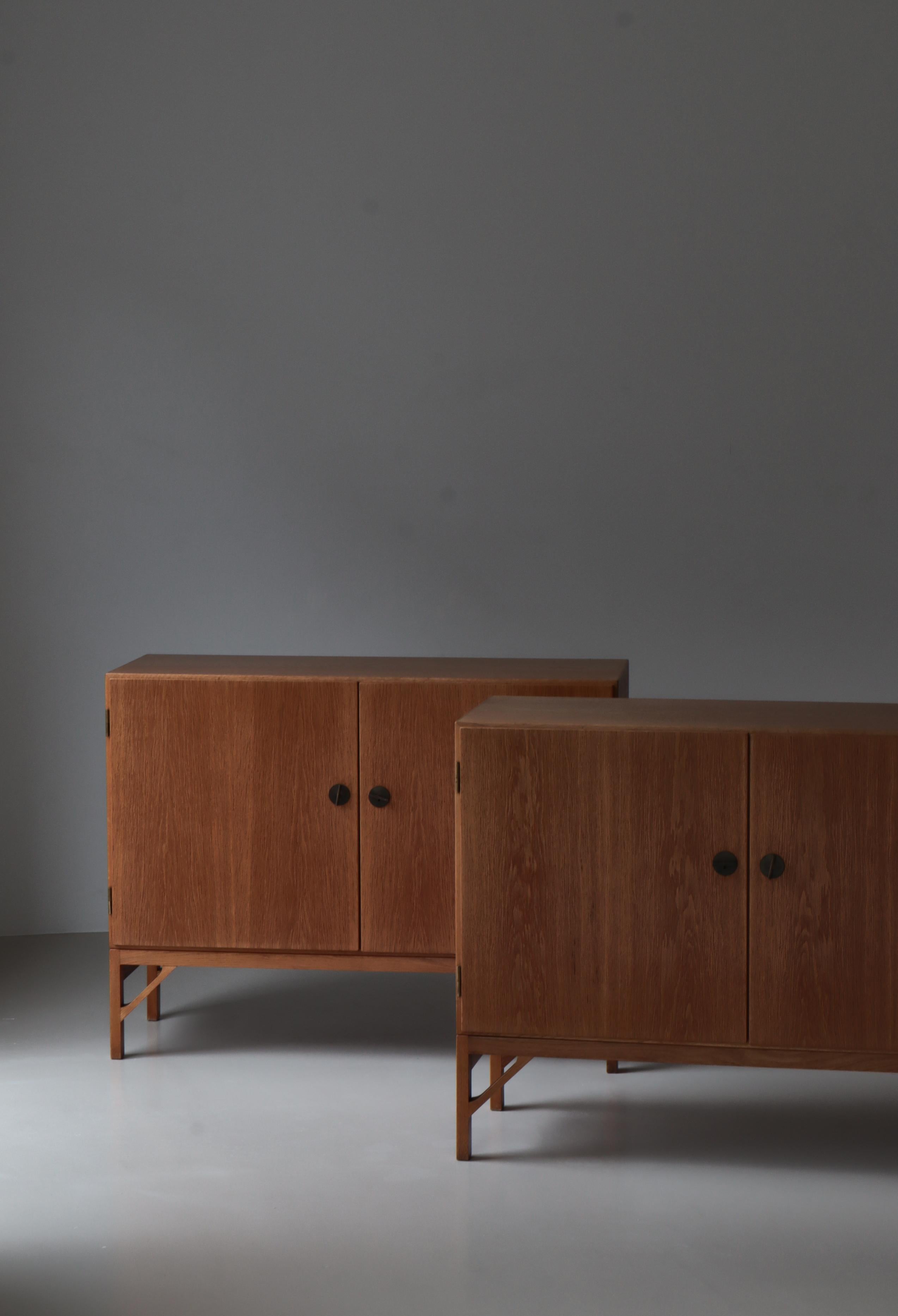 Set di armadietti originali modello 232 'China', tutti in Oak con interni in acero. Bellissime chiavi e maniglie in ottone. Progettato da Børge Mogensen nel 1960 e prodotto dall'ebanista C. I. M. Madsens per FDB Møbler, Danimarca. Entrambi gli