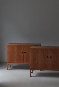 Børge Mogensen Ensemble d'armoires " China " n° 232 en Oak Oak et laiton, Danemark, années 1960