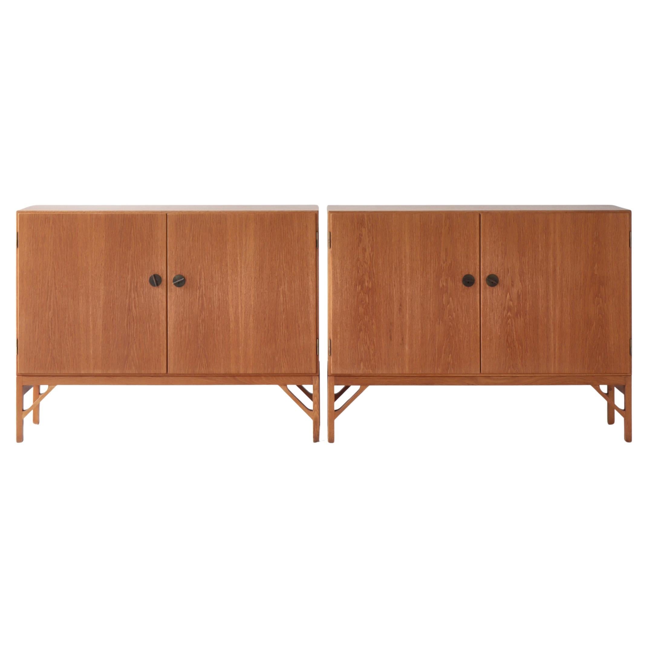 Børge Mogensen Ensemble d'armoires " China " n° 232 en Oak Oak et laiton, Danemark, années 1960