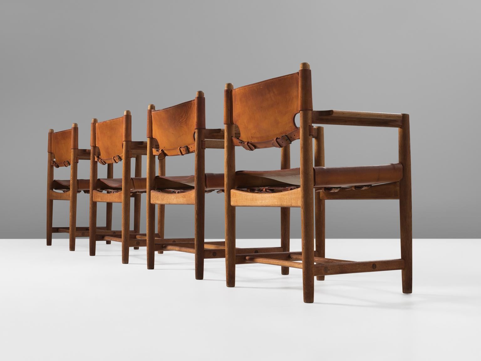Børge Mogensen für Fredericia Stolefabrik, 4 Sessel Modell 3238, aus Eiche und Leder, Dänemark, 1964. 

Satz von vier Sesseln aus massiver Eiche. Diese Stühle erinnern an die klassischen klappbaren 