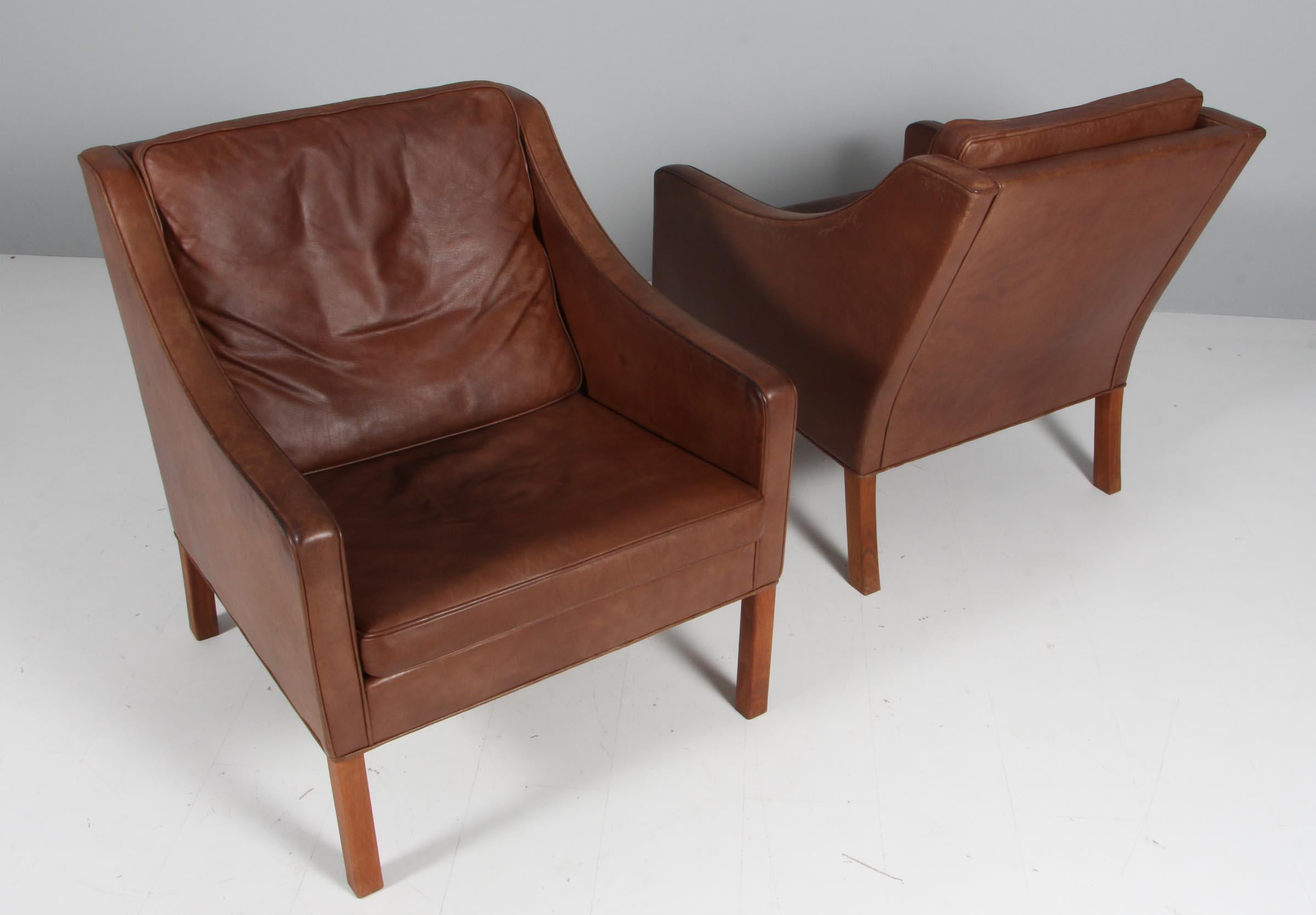 Børge Mogensen set of lounge chairs original upholstered with patinated brown leather.

Legs of mahogany.

Model 2207, made by Fredericia furniture.