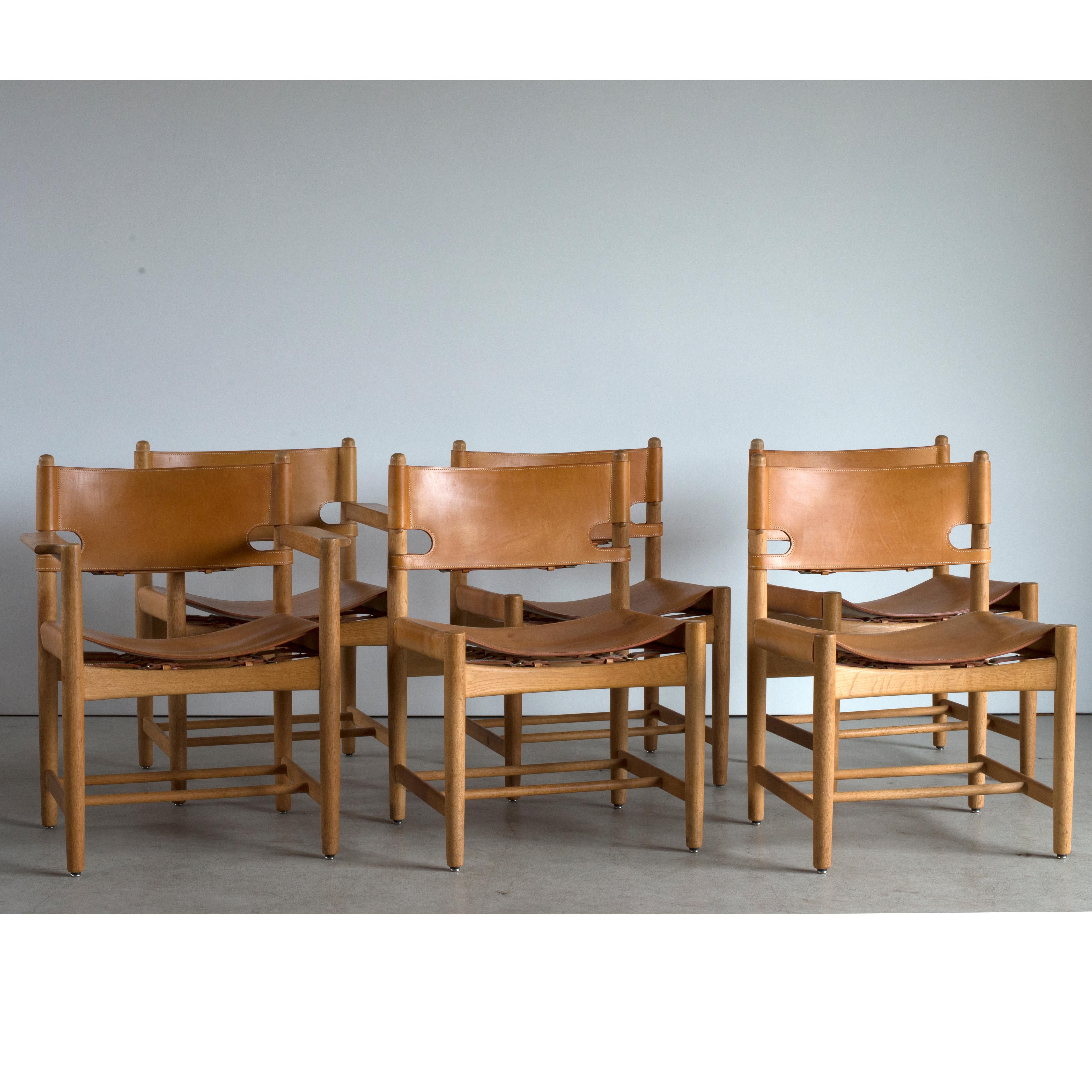Børge Mogensen set of six dining chairs in Oak and natural tanned leather. Two chairs with armrests. Executed by Fredericia Furniture.