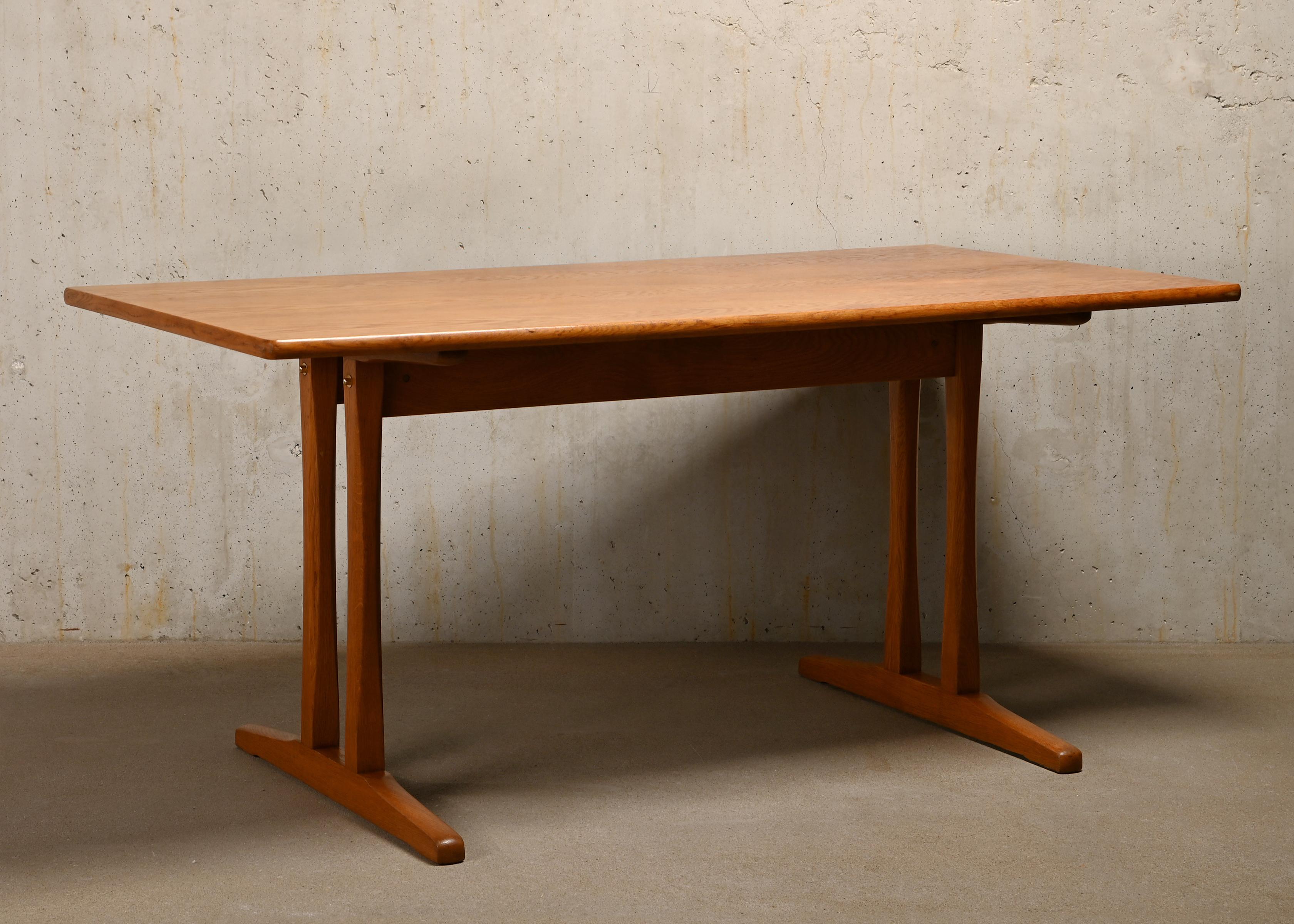 Solid and sturdy Oak Shaker table Model C-18 designed by Børge Mogensen in 1947 for FDB Møbler, Denmark. The table is in an unrestored good vintage condition with normal traces of use. Both tabletop and the nicely curved legs are made from hight