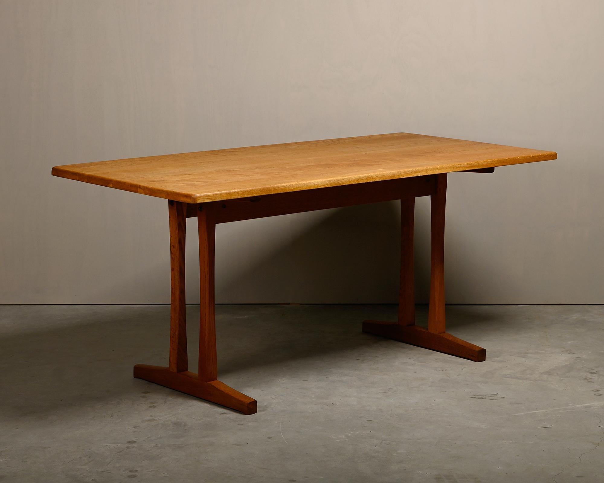 Solid and sturdy Oak Shaker table Model C-18 designed by Børge Mogensen in 1947 for FDB Møbler, Denmark. The table is in a very good vintage condition with small traces of use. The wood has been refinished with oil and wax. Both tabletop and the