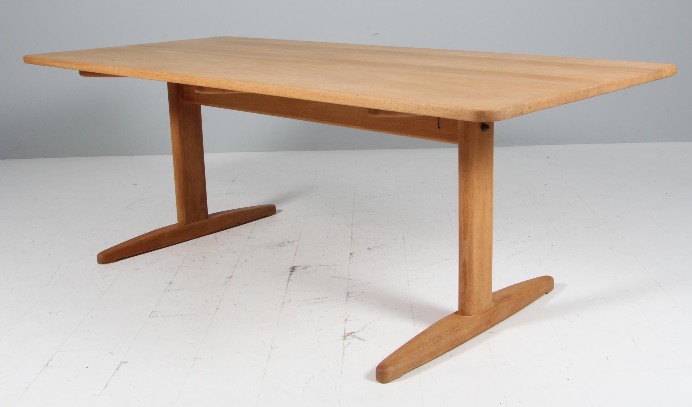 Table de salle à manger Shakers de Børge Mogensen en chêne massif traité au savon. 

Fabriqué par A&M. A.I.C. Madsen, modèle 1181.