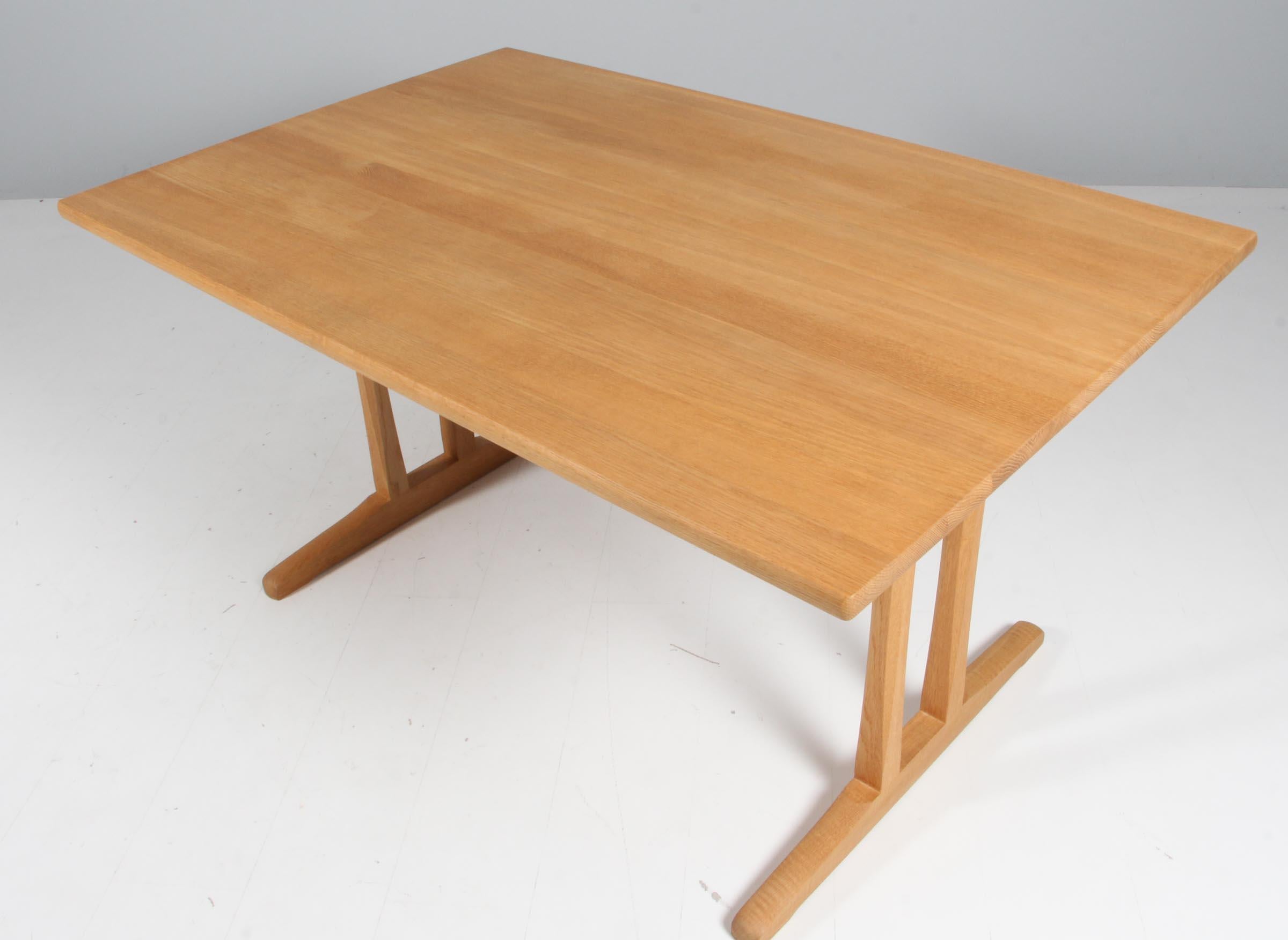 Børge Mogensen shaker dining table in solid soaptreated oak. 

With extension leafes

Made by FDB,
