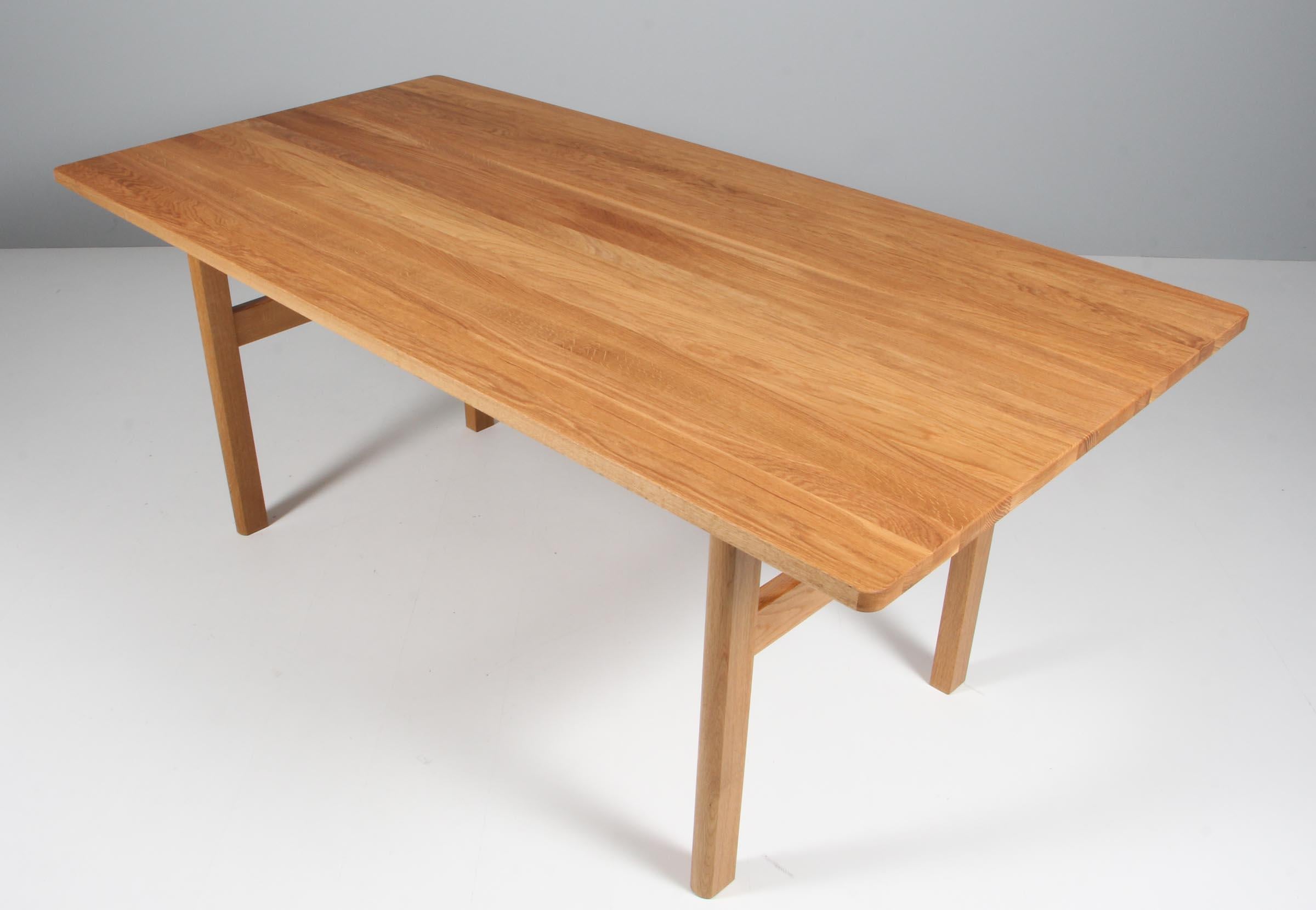 Børge Mogensen shaker dining table in solid oiled oak.

Made by Fredericia furniture, model 6284.