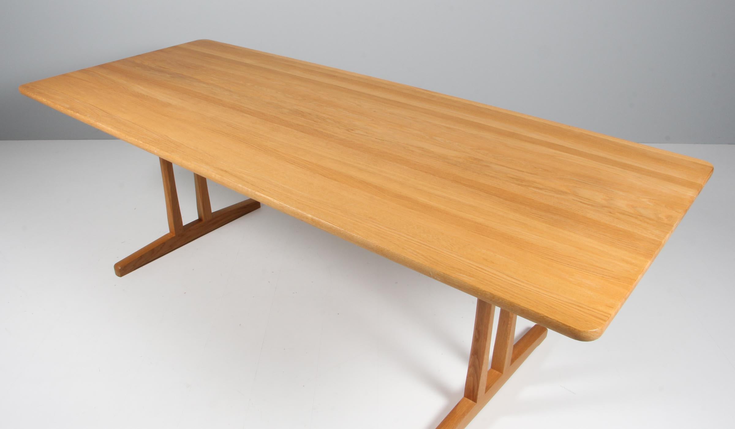 Børge Mogensen shaker dining table in solid oiled oak. 

Made by Fredericia, model C18.