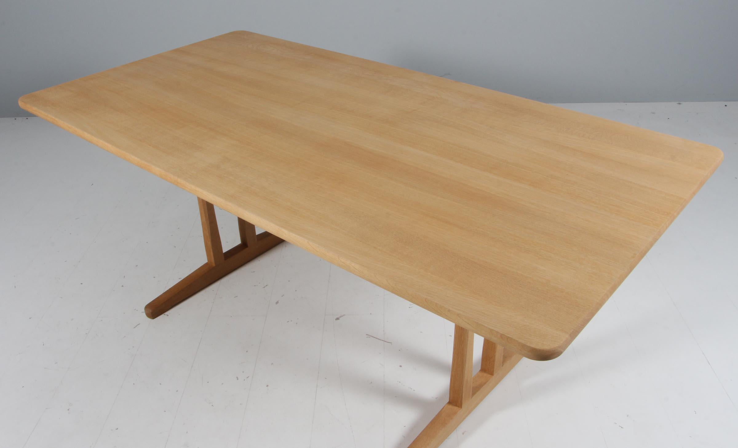 Børge Mogensen shaker dining table in solid oiled oak. Two extension leafes.

Made by Fredericia, model C18.