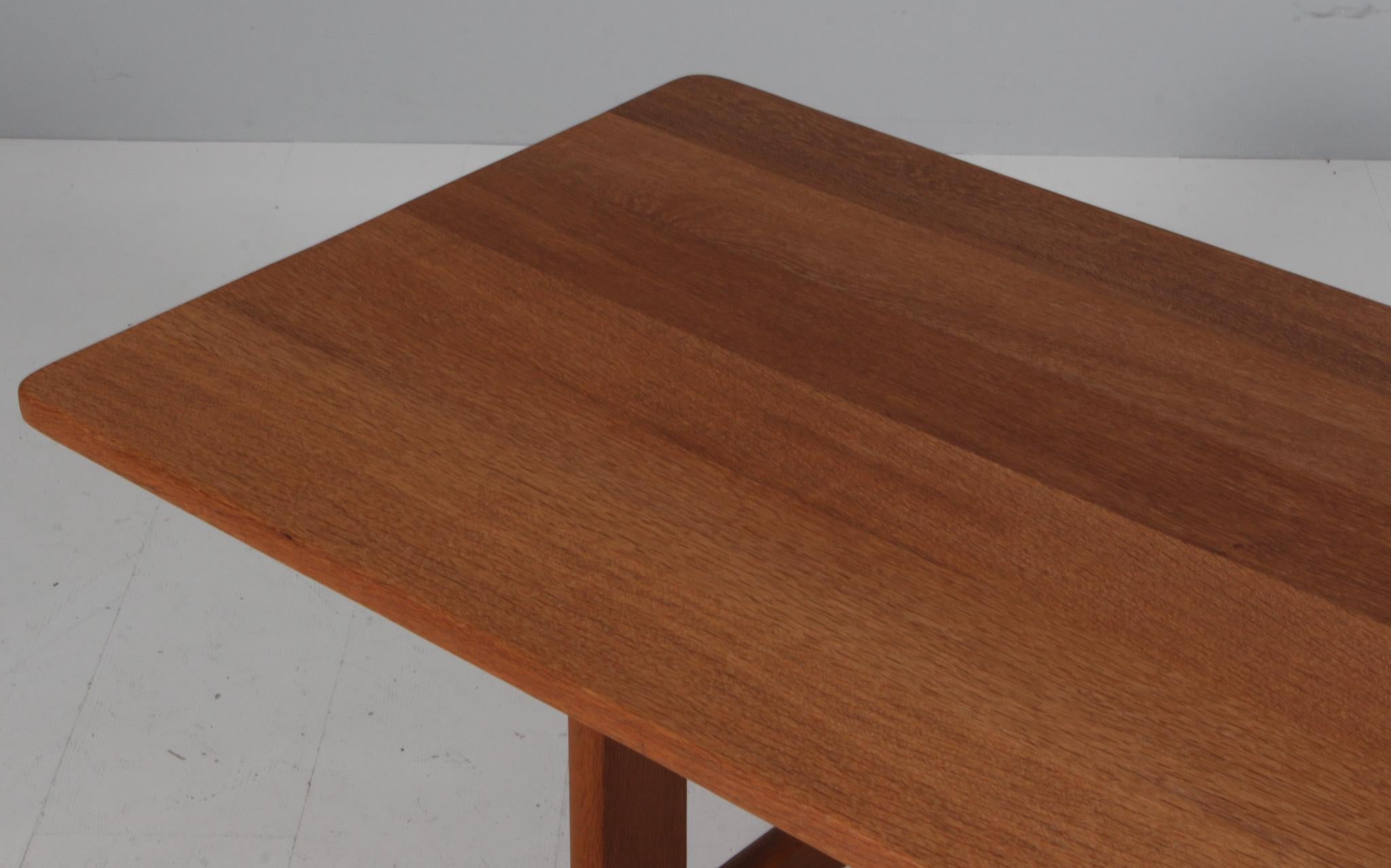 Scandinavian Modern Børge Mogensen shaker sofa table in solid oak, Denmark For Sale
