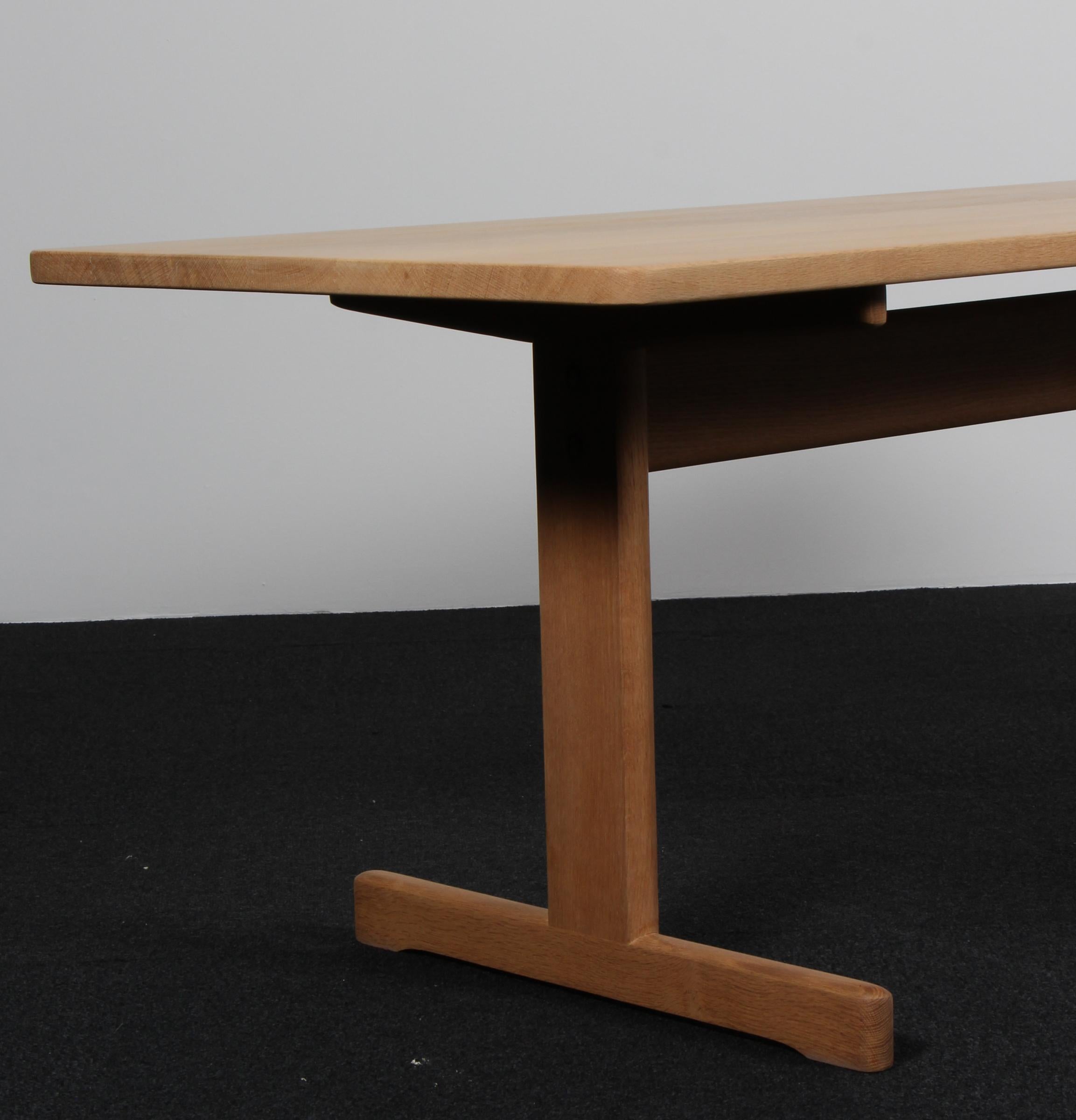Mid-20th Century Børge Mogensen shaker sofa table in solid oak, Denmark For Sale