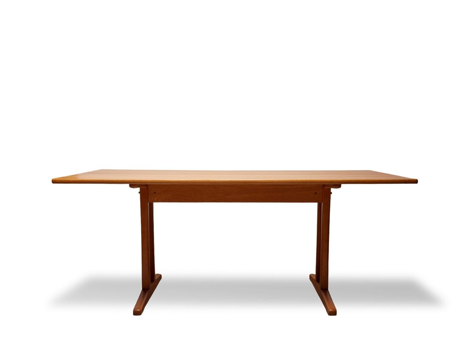 “Shaker”. Solid oak dining table. Made for FDB, with maker's stamp.
Artist: Børge Mogensen
Dimensions: 71 W x 35.5 D x 29 H.