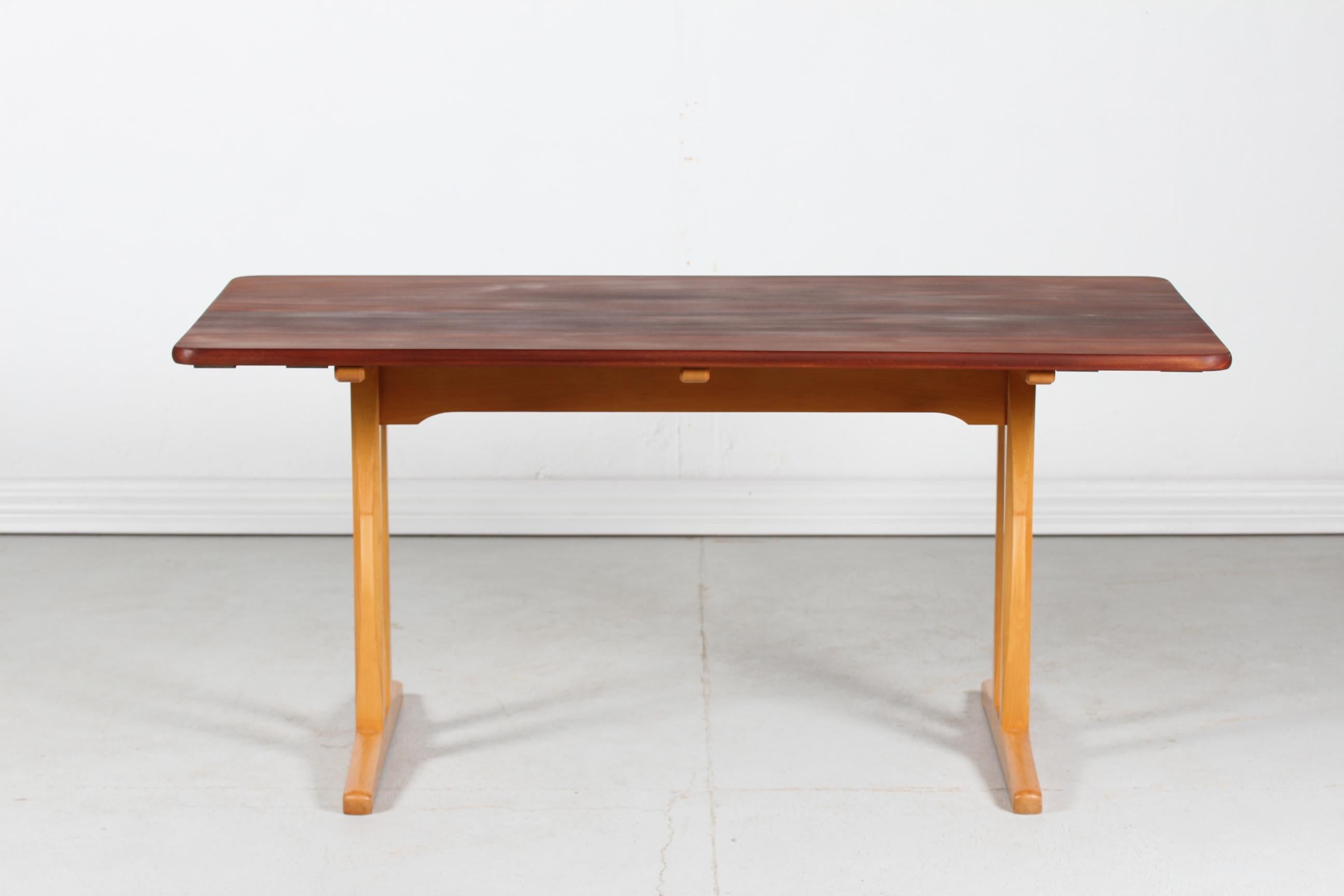 Danish vintage Børge Mogensen shaker table model C 18 made by the Danish furniture manufacturer FBD Møbler 
The model C 18 was designed in 1947.

The tabletop is made of oil treated teak and the frame is of beech with lacquer.
Included are two