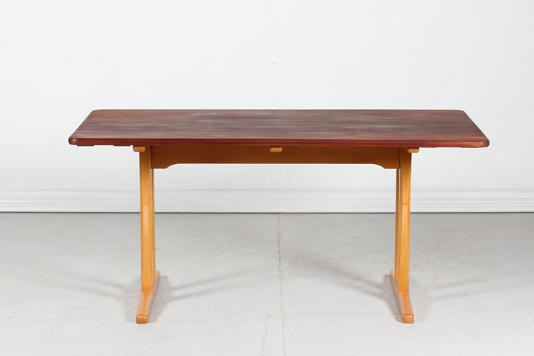 Danish vintage Børge Mogensen shaker table model C 18 made by the Danish furniture manufacturer FBD Møbler 
The model C 18 was designed in 1947.

The tabletop is made of oil treated teak and the frame is of beech with lacquer.
Included are two